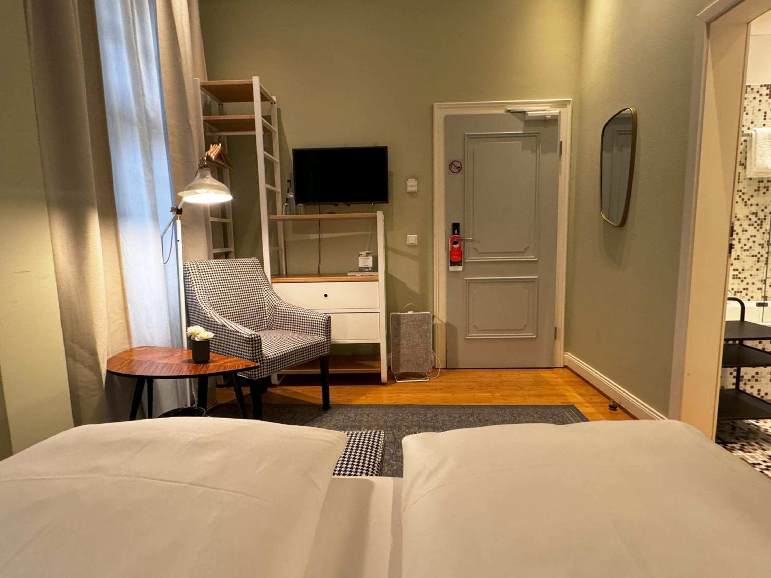 Small Double Room - Photo 15