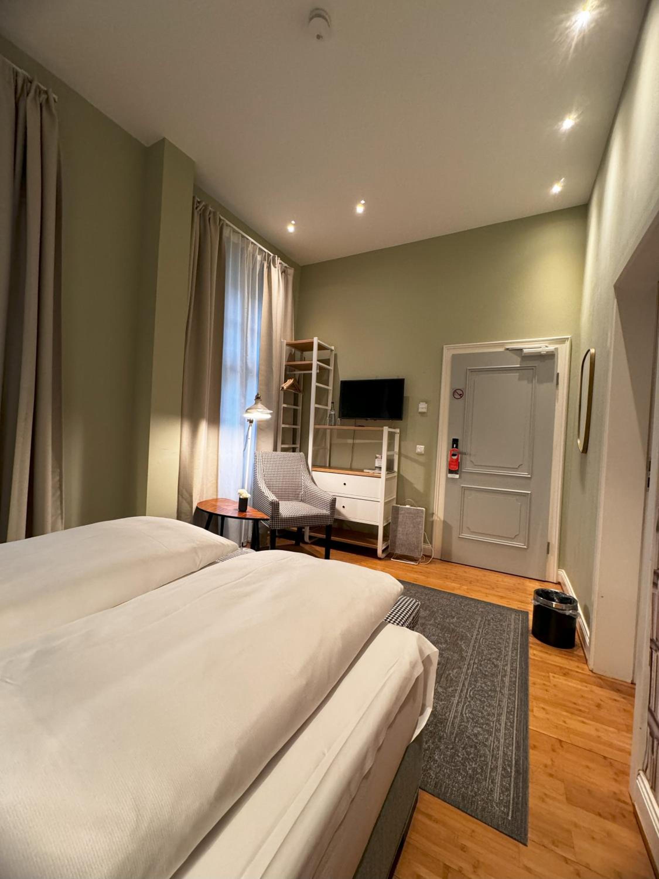 Small Double Room - Photo 2