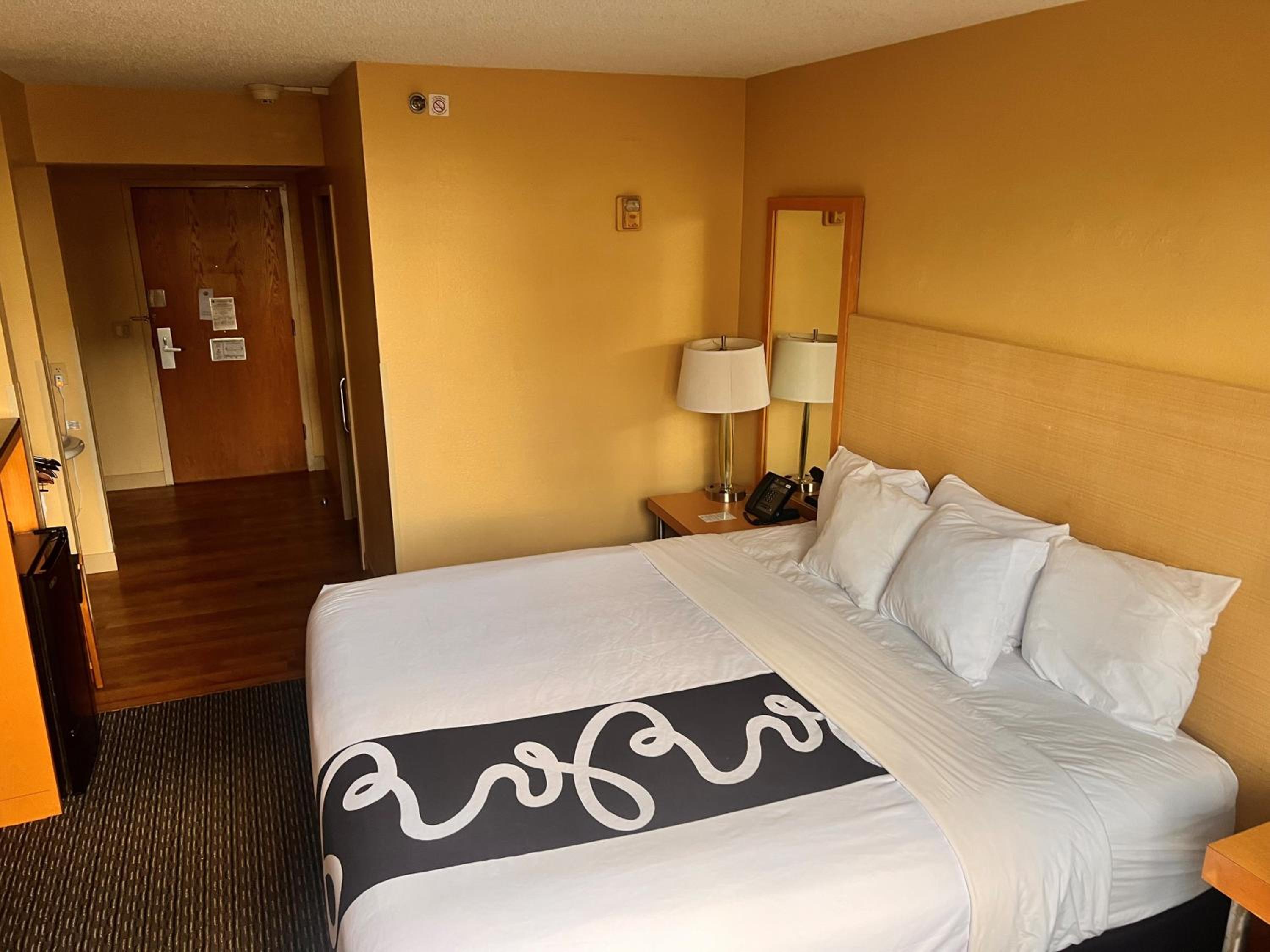 King Room with Bath Tub - Mobility Accessible/Non-Smoking - Photo 3