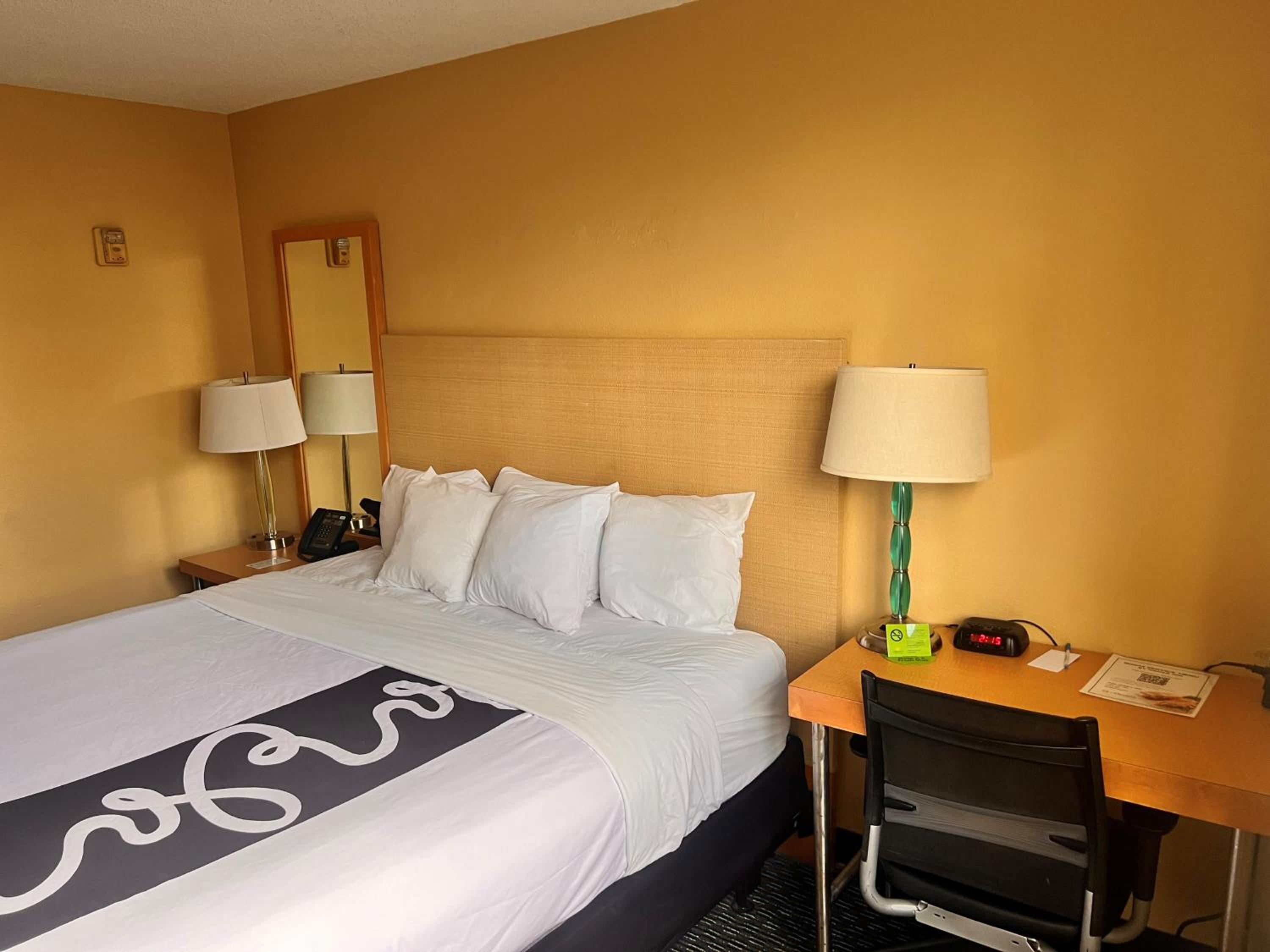 King Room with Bath Tub - Mobility Accessible/Non-Smoking - Photo 2