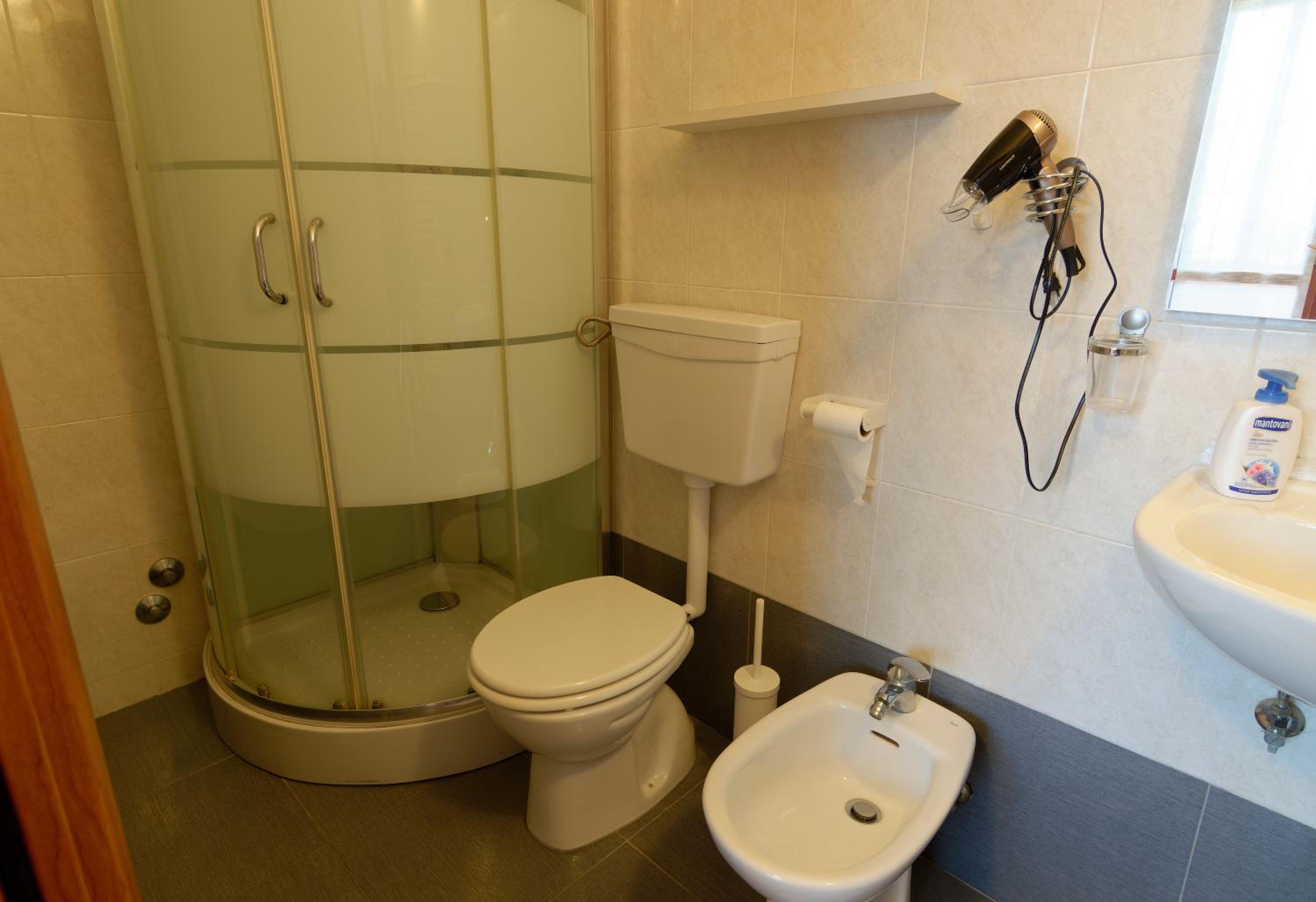 Twin Room with Private Bathroom photo 3