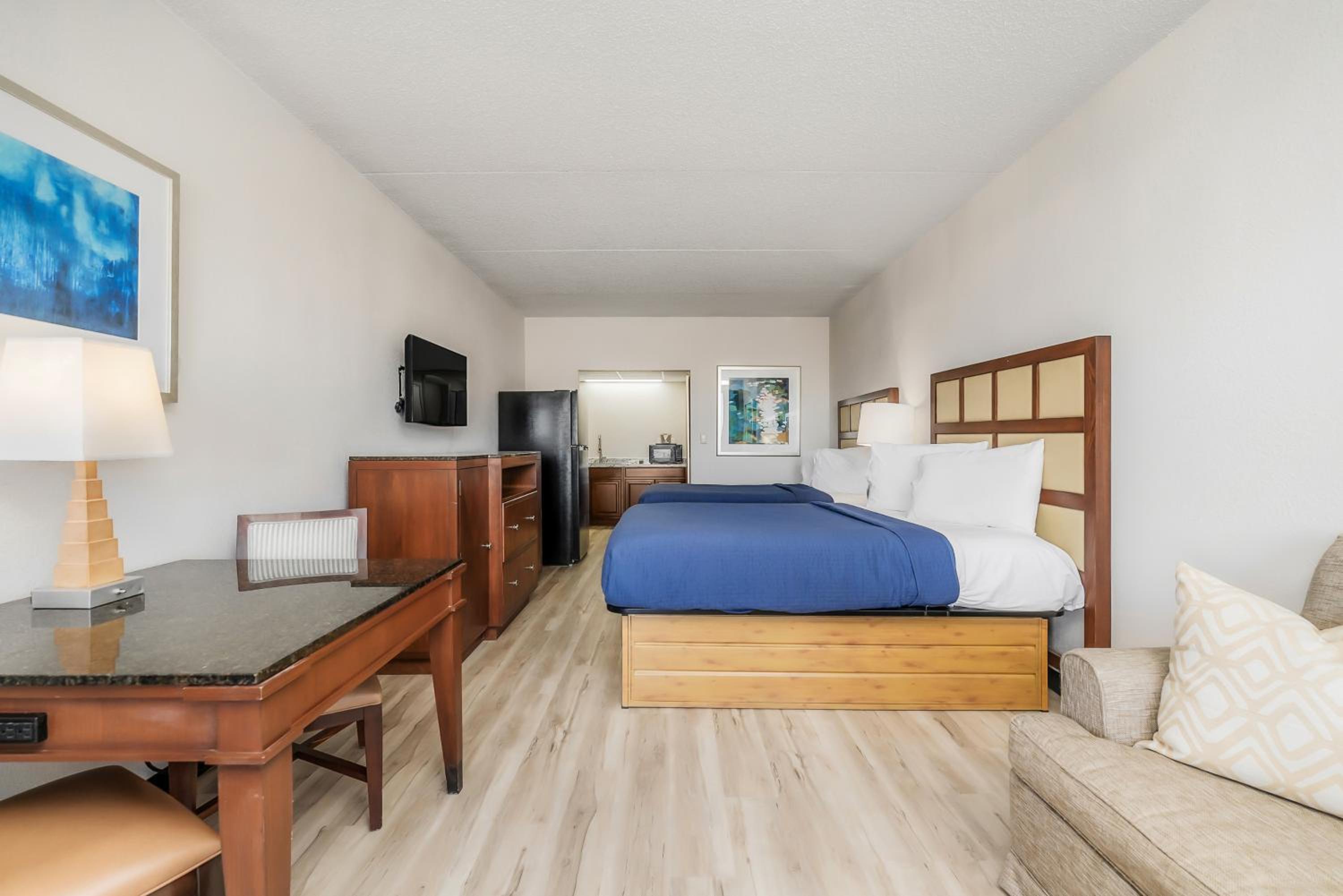 Studio Suite, 2 Queens Beds, Pull Out Sofa, Non Smoking - Photo 2