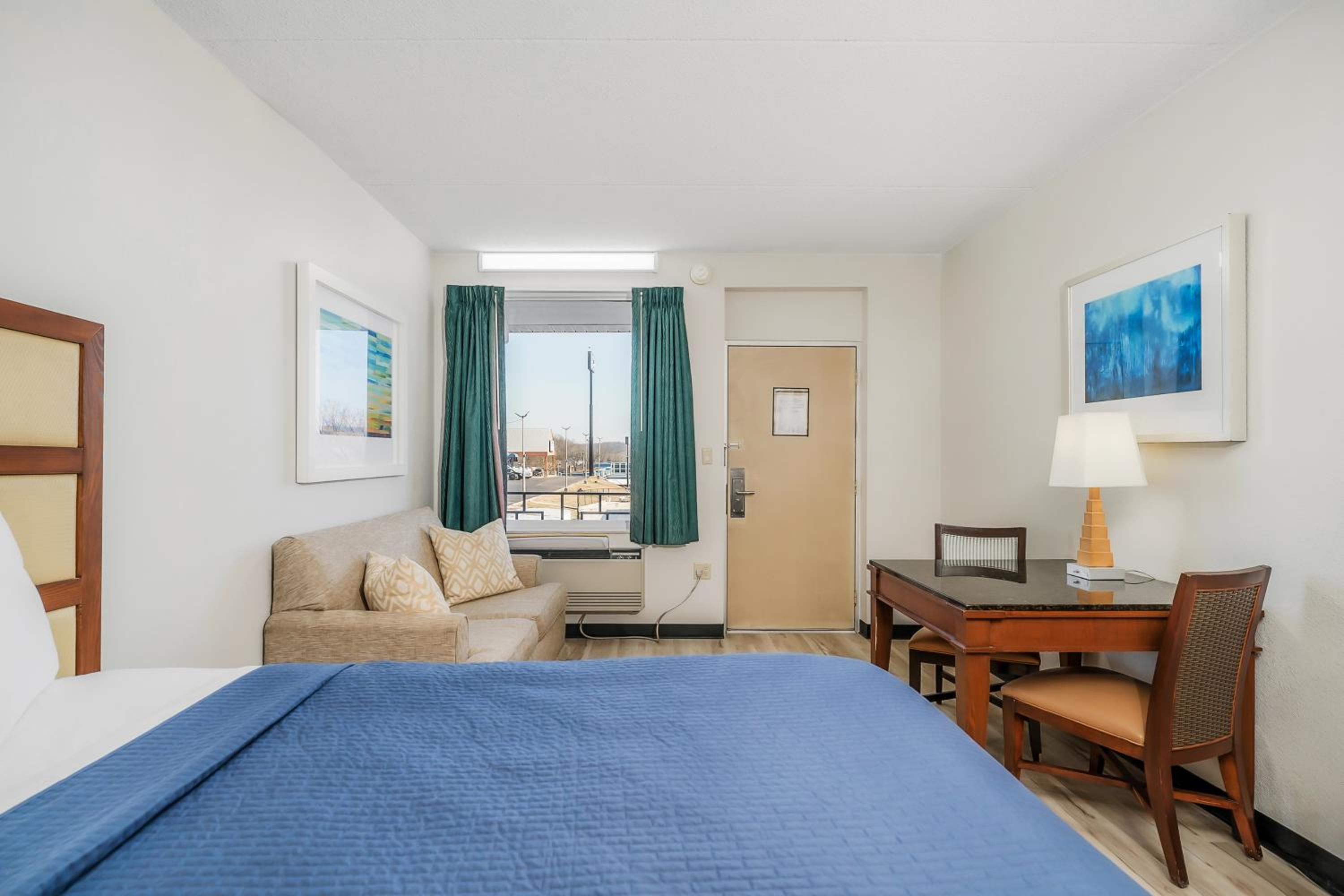 Studio Suite, 2 Queens Beds, Pull Out Sofa, Non Smoking - Photo 4