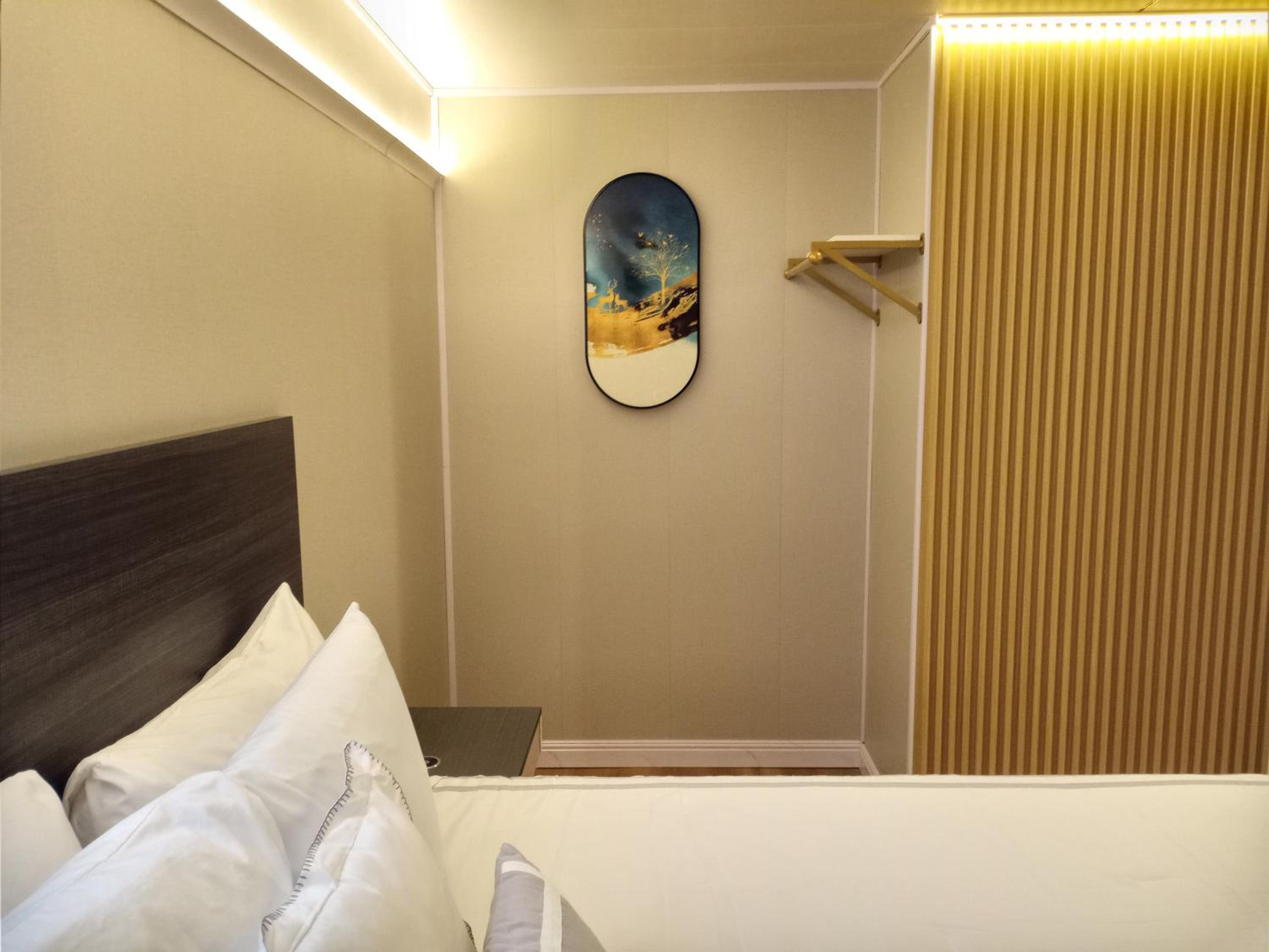 Deluxe King Room - Photo 4