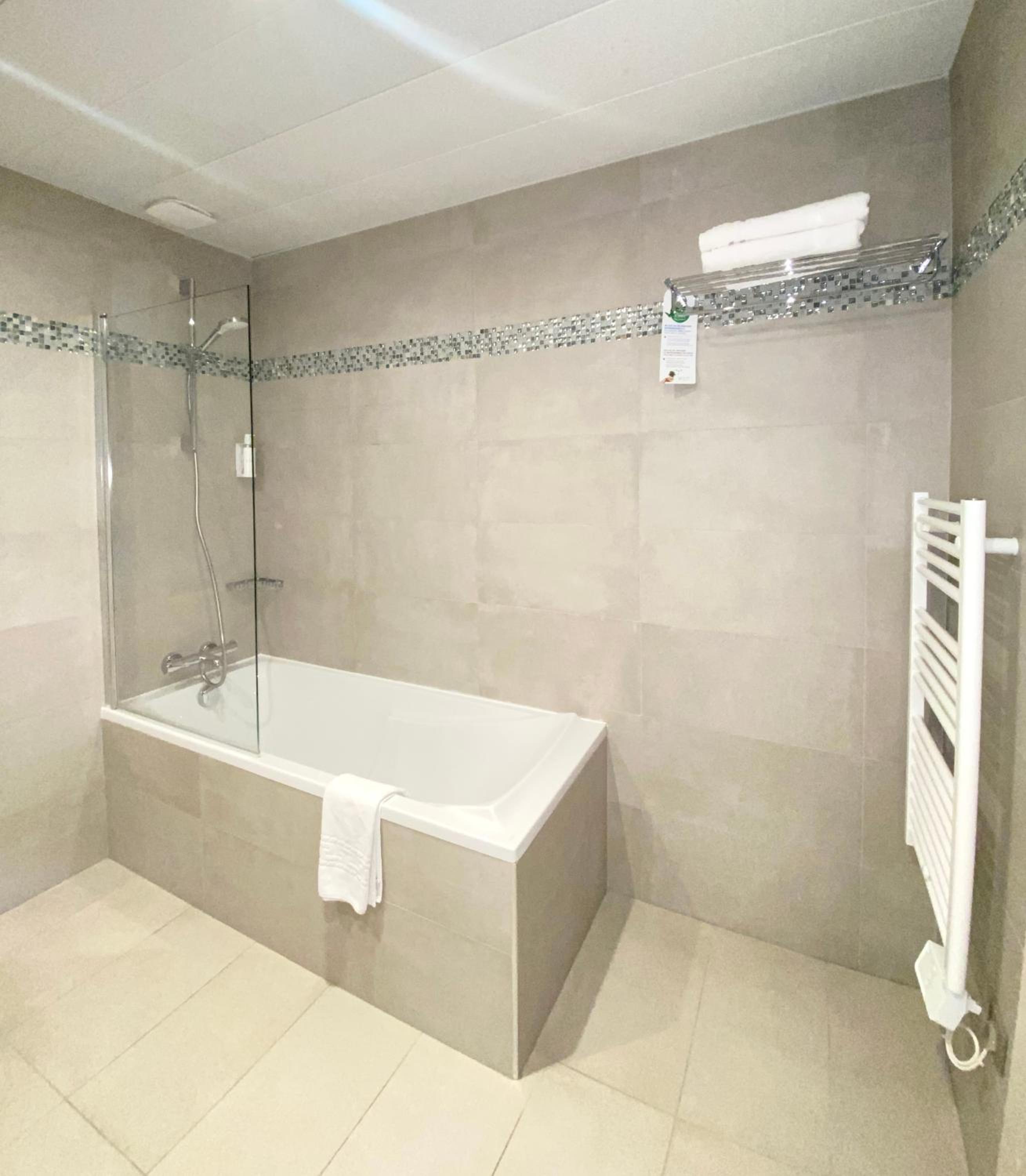 Superior Double or Twin Room with Sea View thumbnail 6