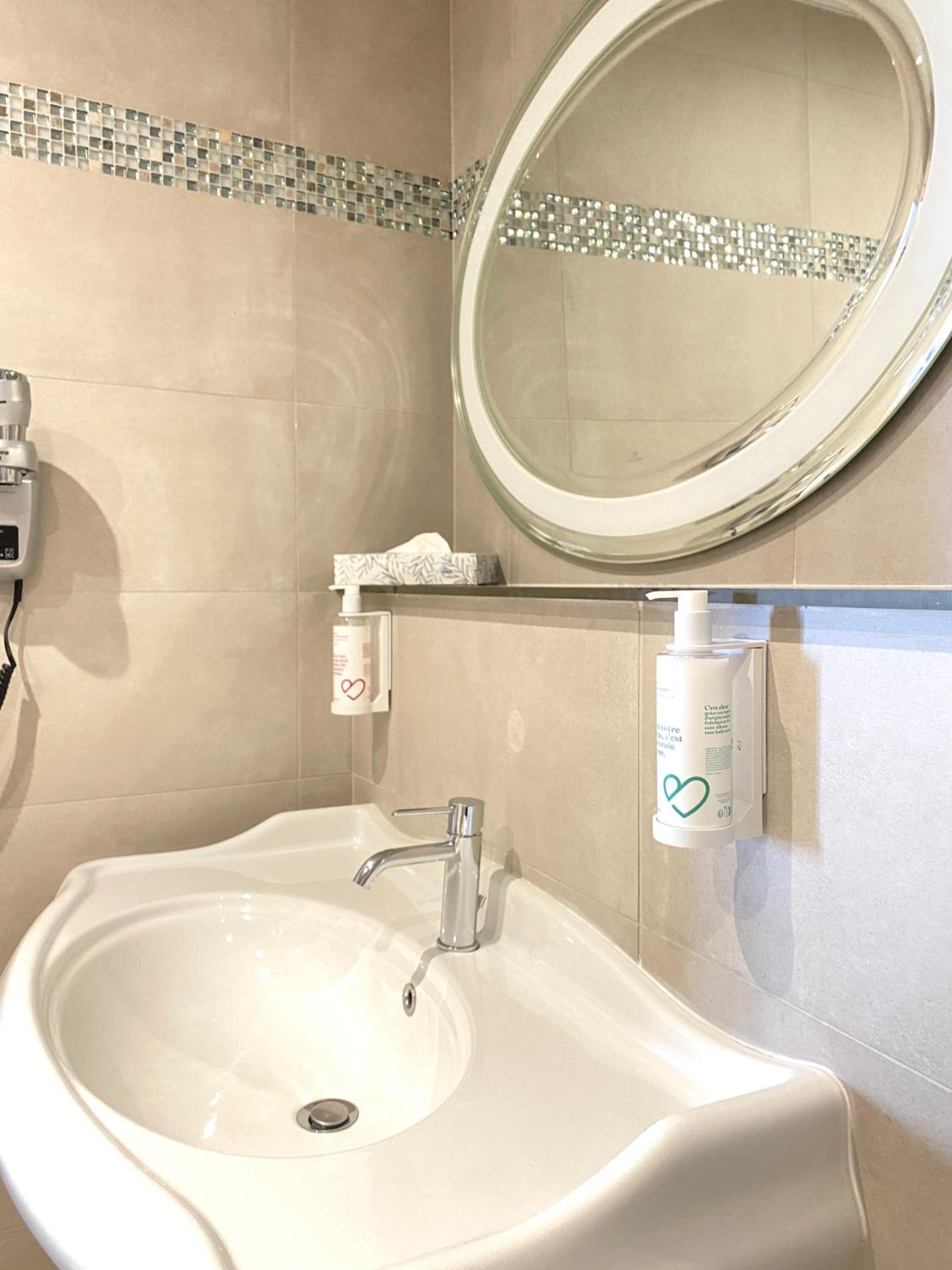 Superior Double or Twin Room with Sea View thumbnail 5