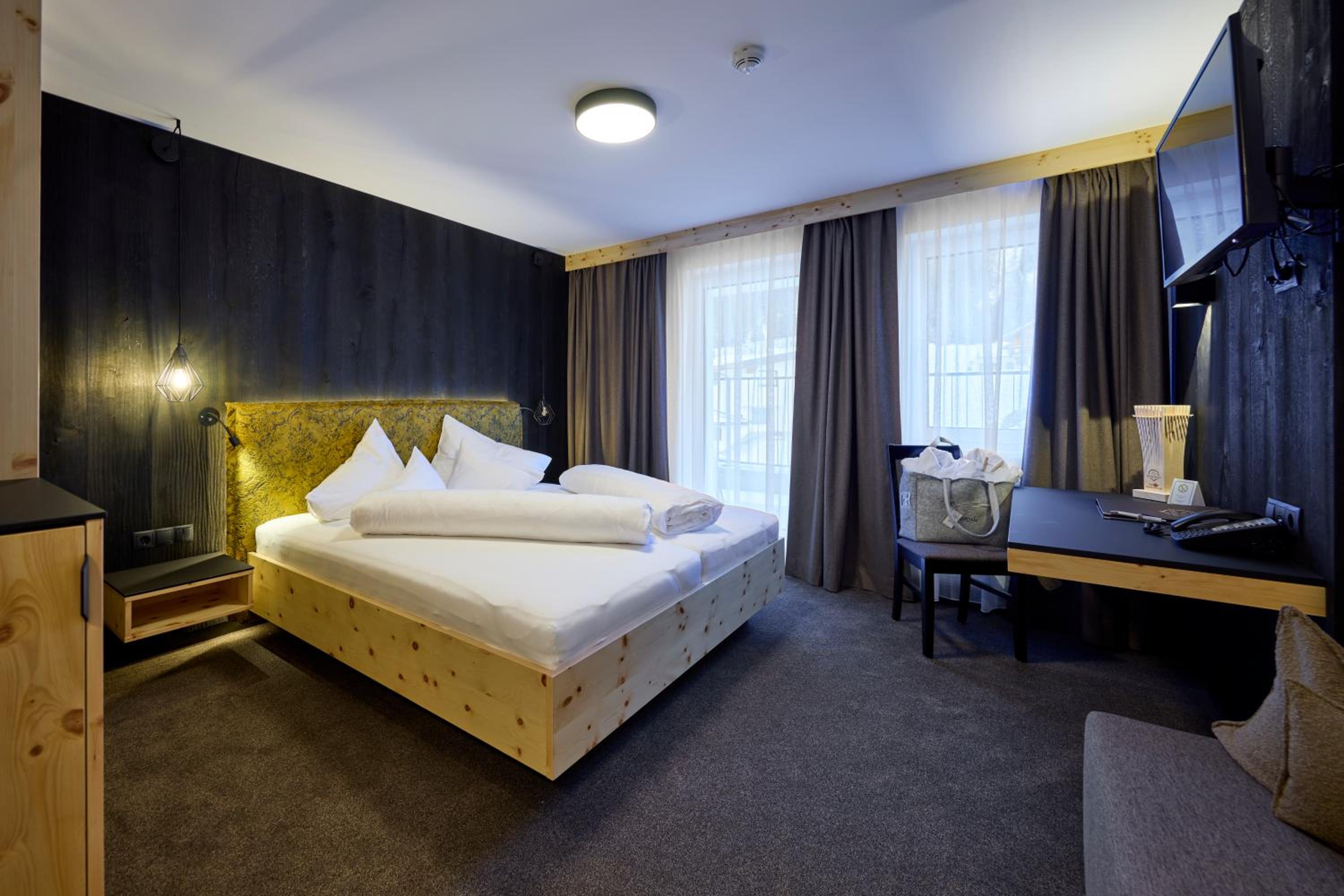 Deluxe Double Room with Shower