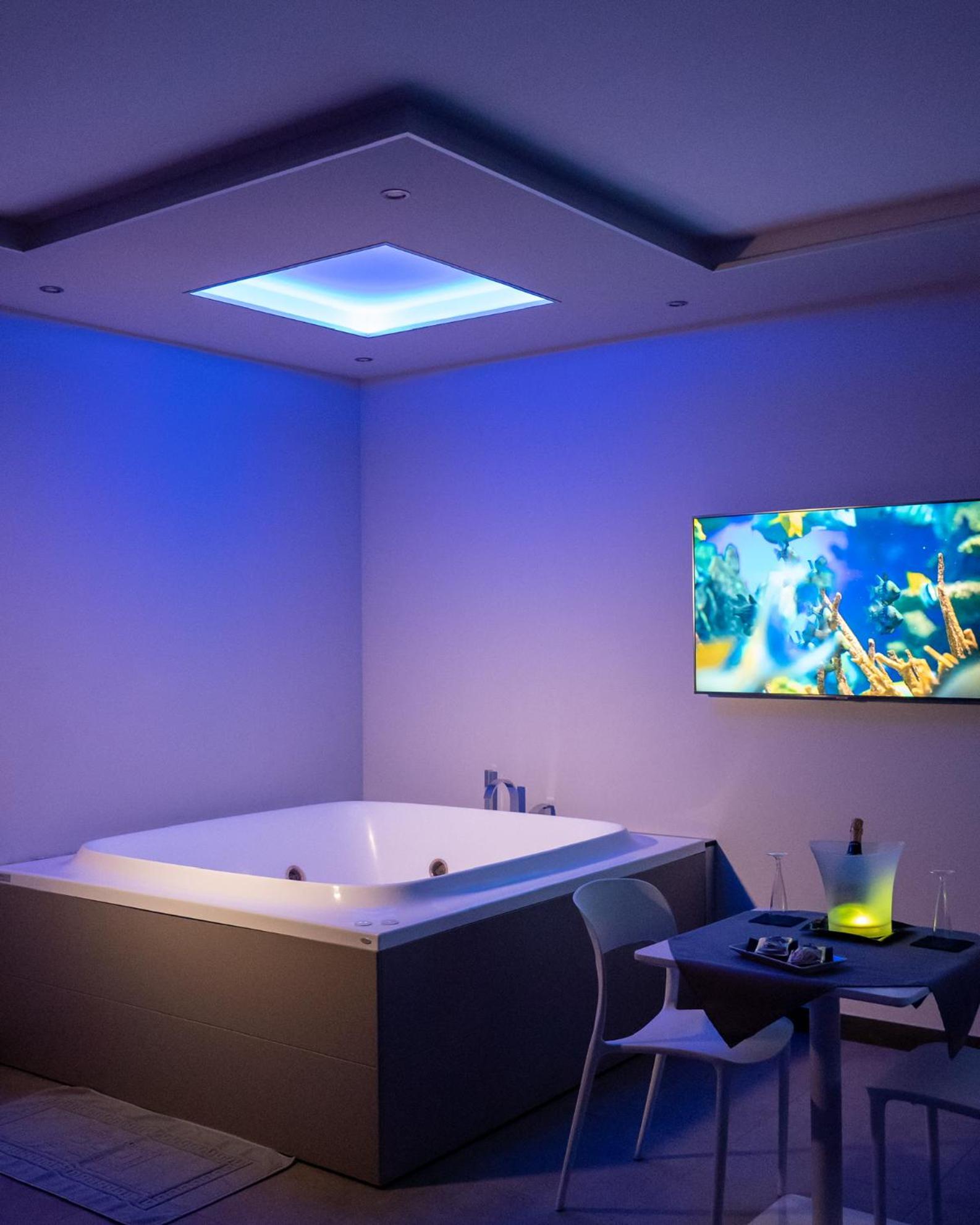 Suite with Spa Bath photo 2