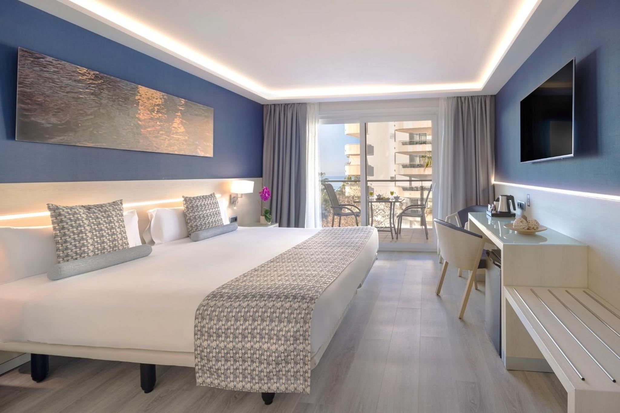 Habitación Estándar con Dos Camas y Vista Parcial al Mar