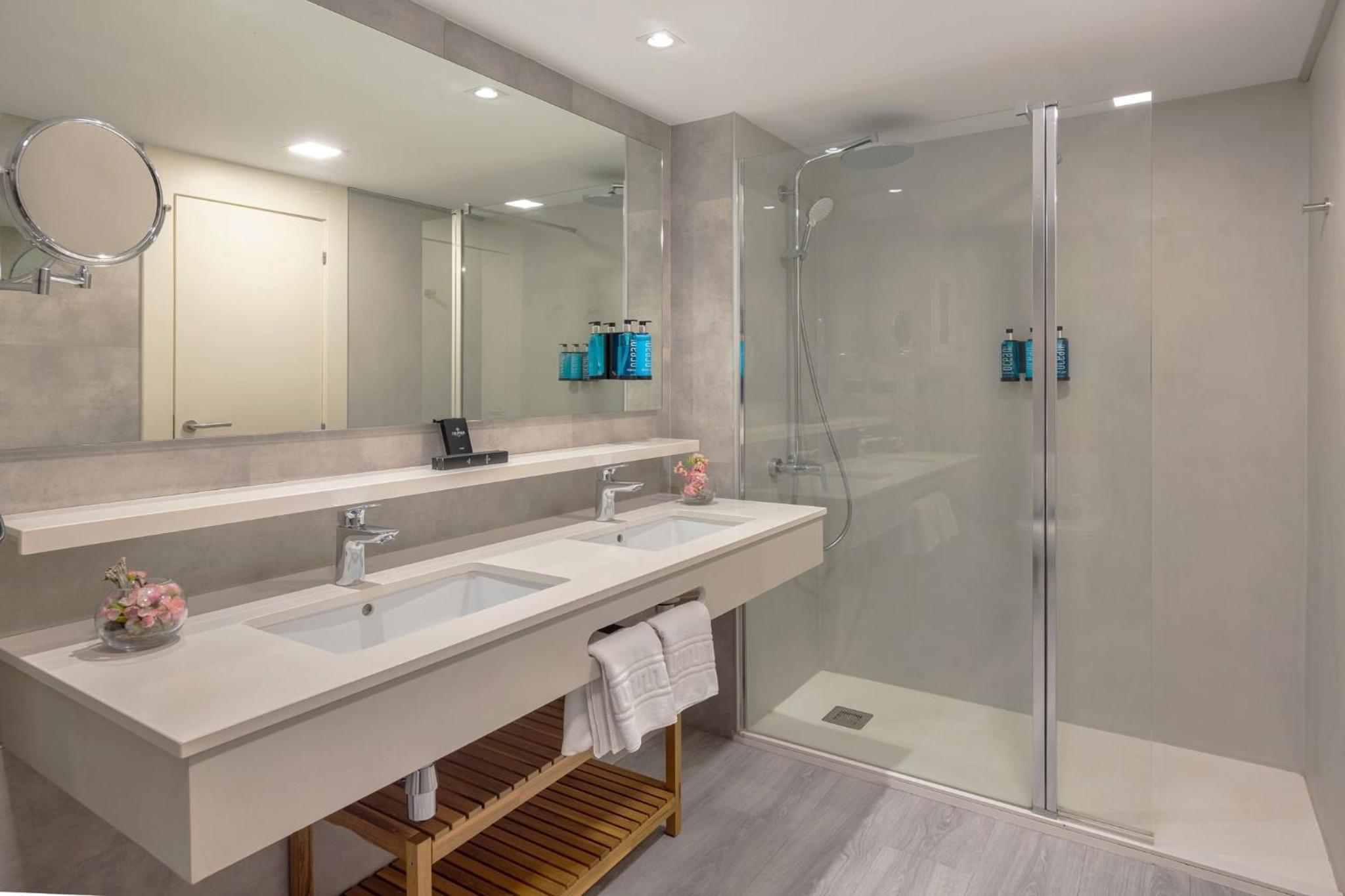 Standard Double or Twin Room with Partial Sea View photo 2