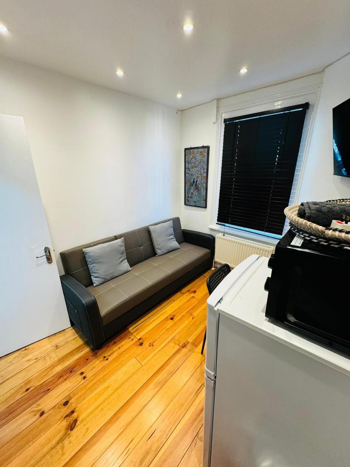 One-Bedroom Apartment photo 1
