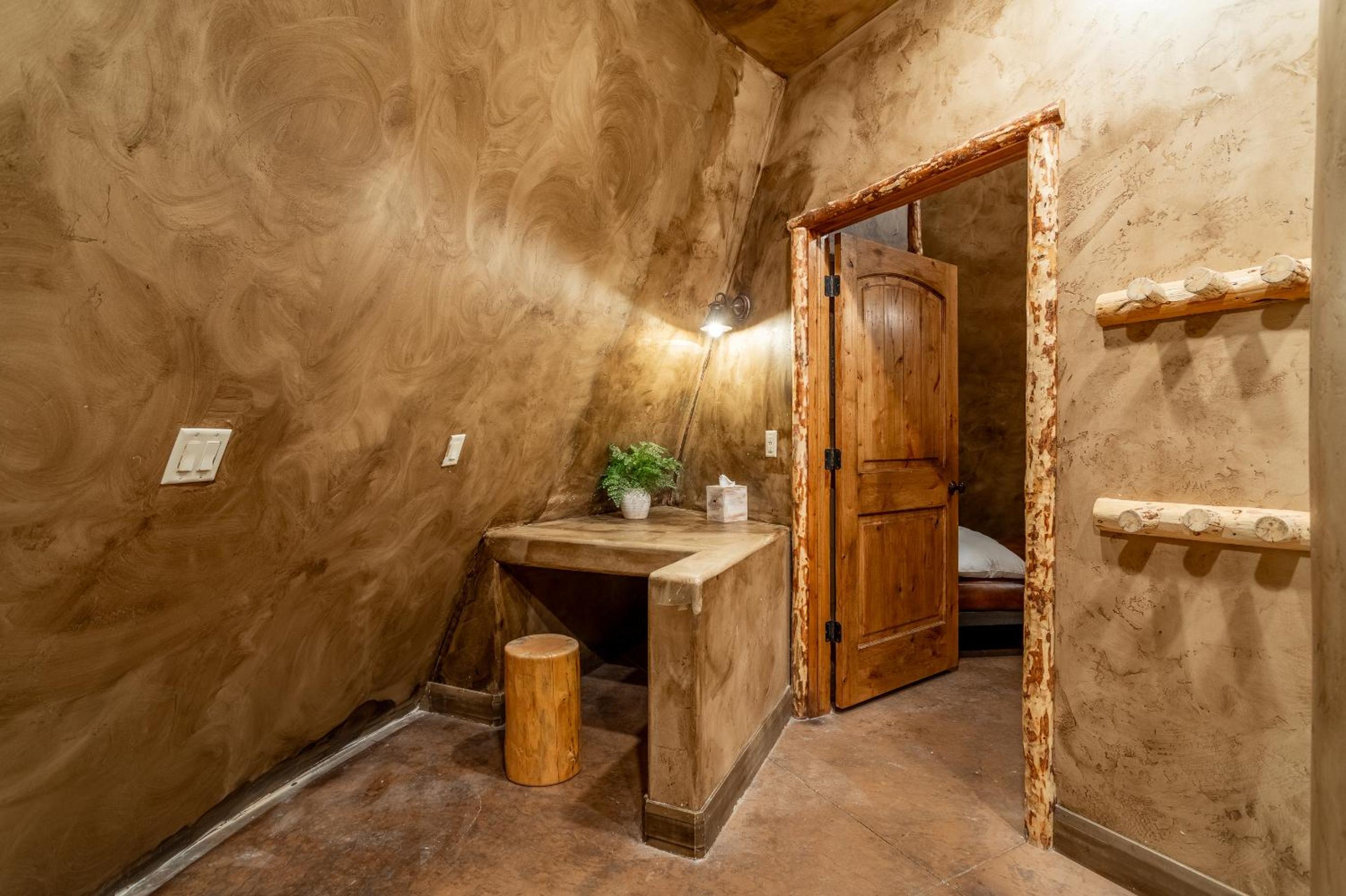 Executive Suite - Photo 6