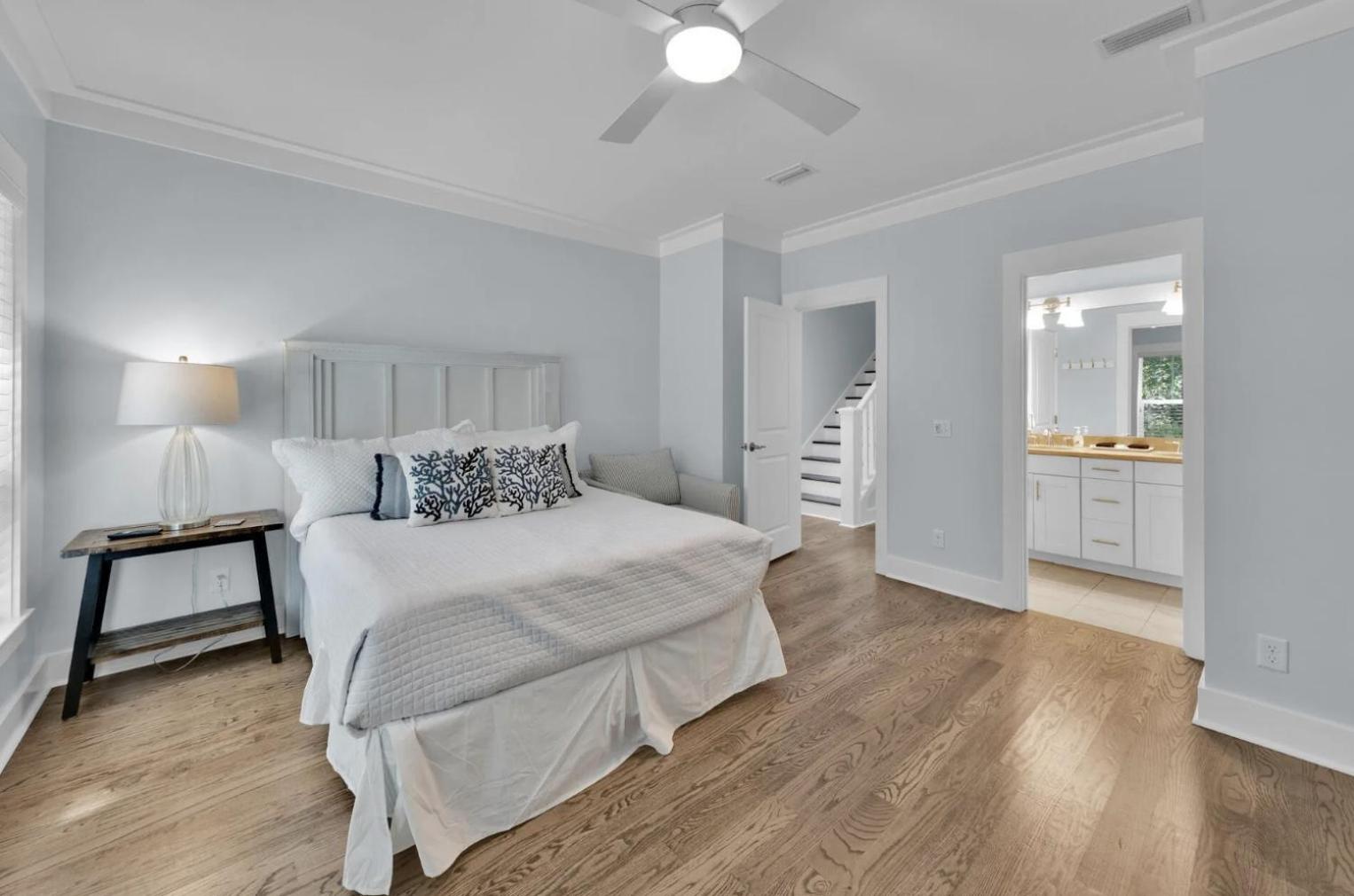 Five-Bedroom House photo 3