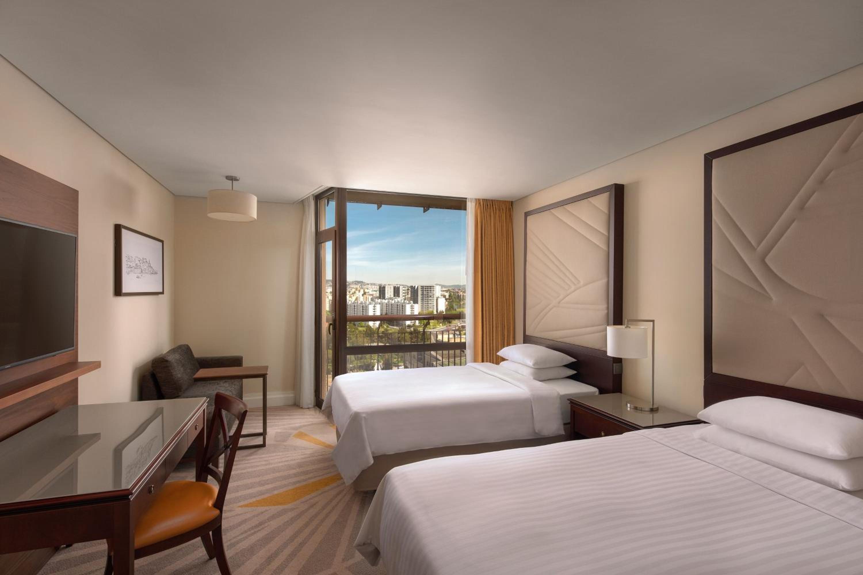 Executive Twin, Club lounge access, Guest room, 2 Twins, High floor, Balcony - Photo 1
