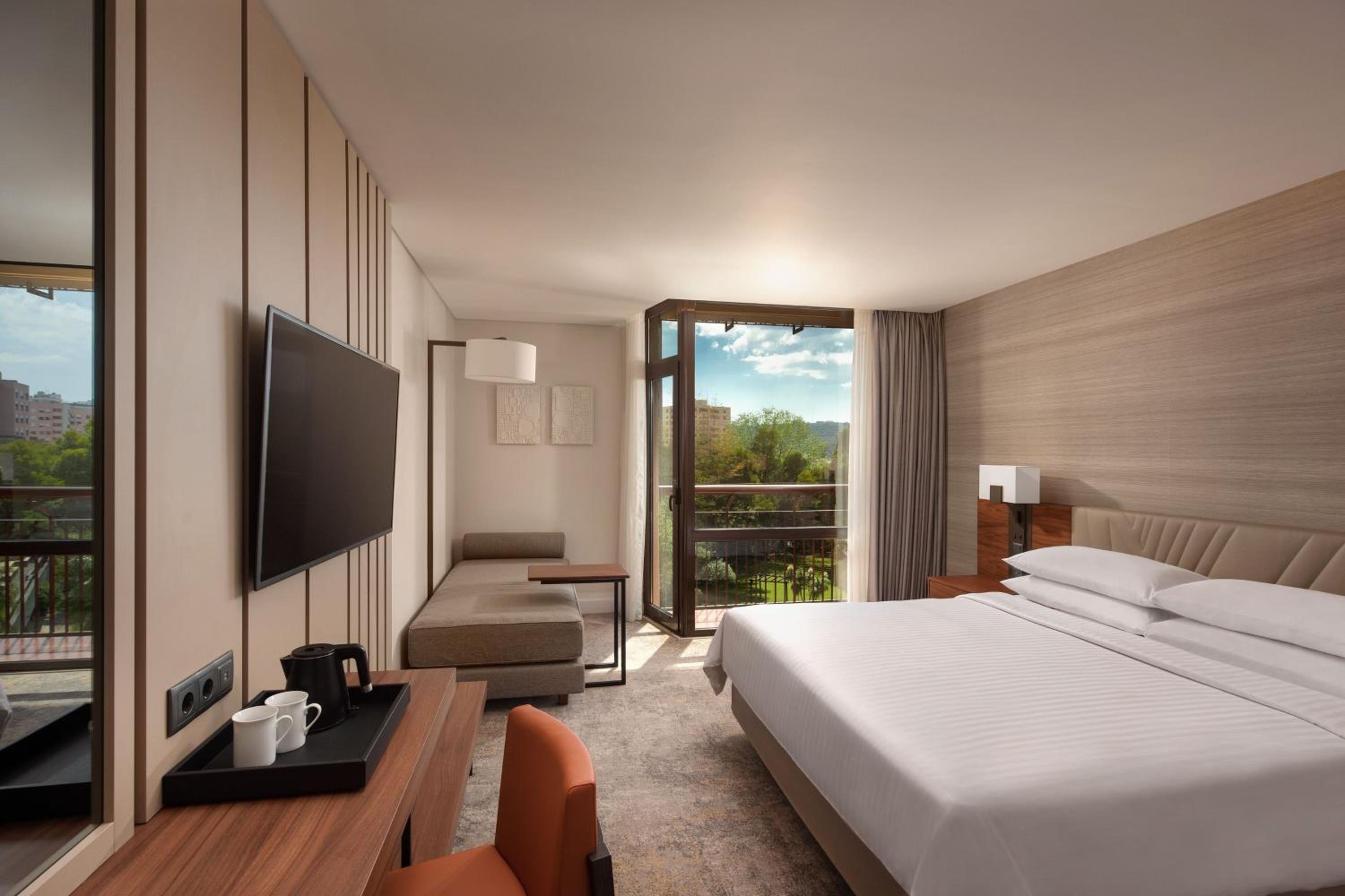 Signature King, Guest room, 1 King, Balcony - Photo 1