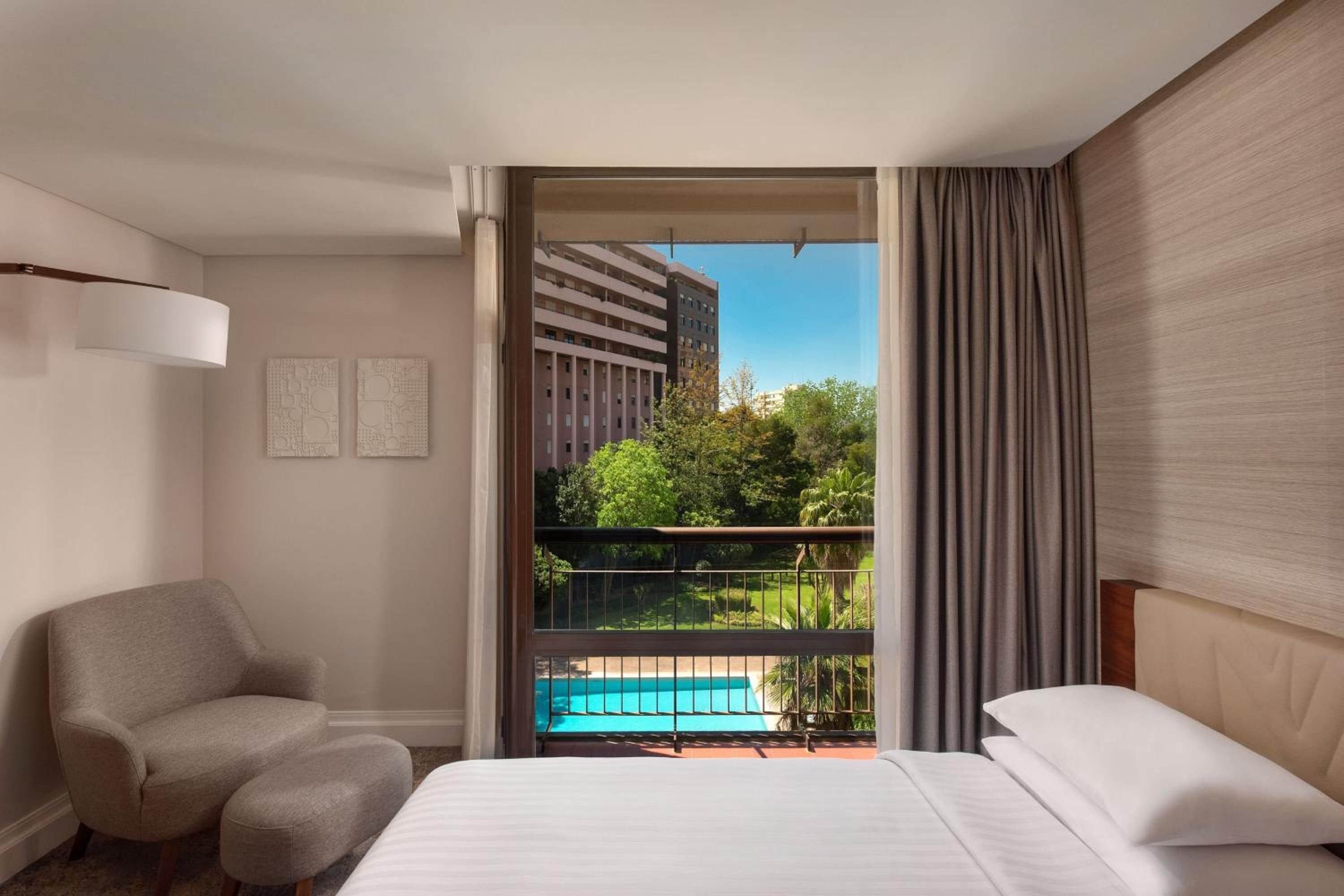 Signature King, Guest room, 1 King, Balcony - Photo 2