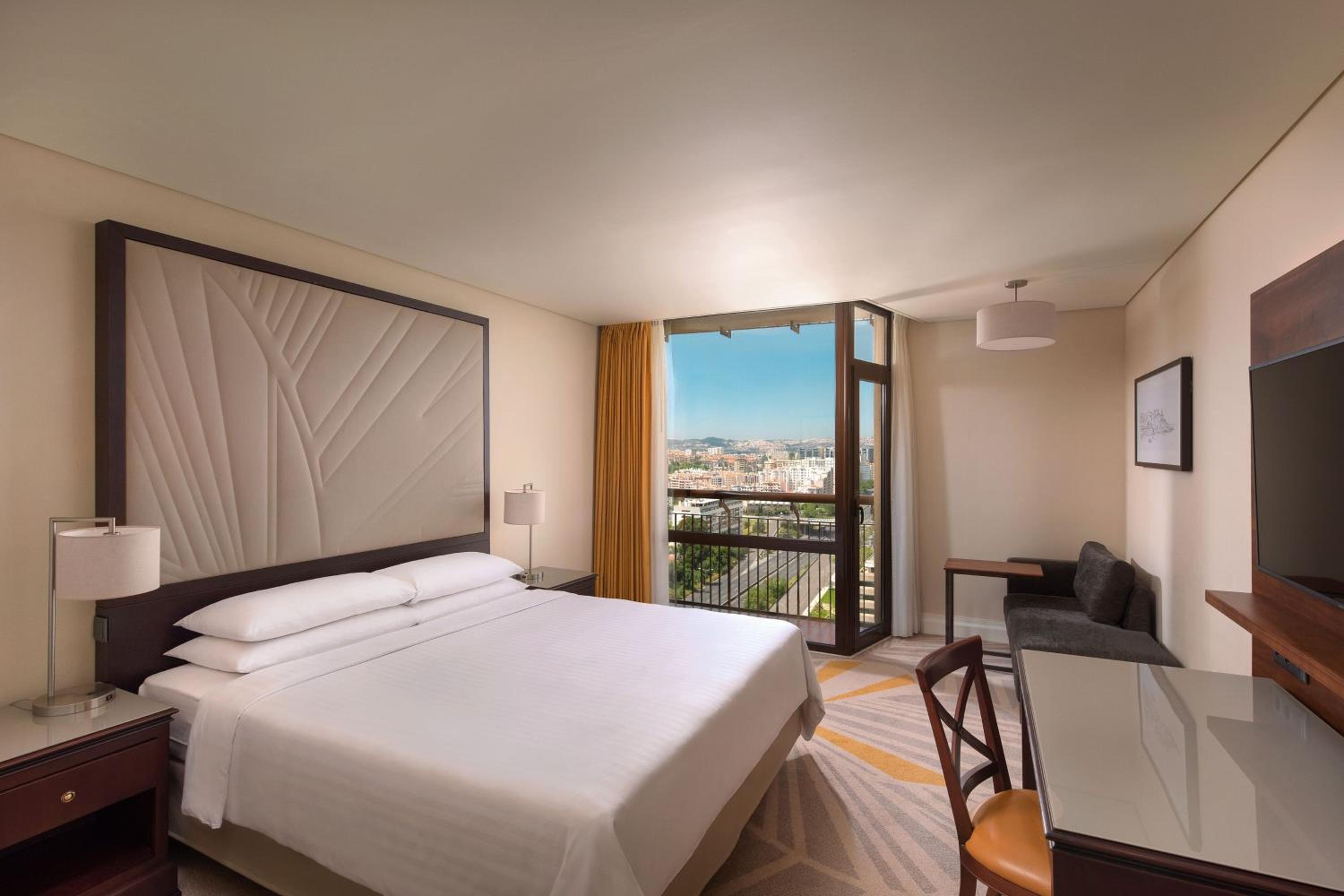 Executive King, Club lounge access, Guest room, 1 King, High floor, Balcony - Photo 1