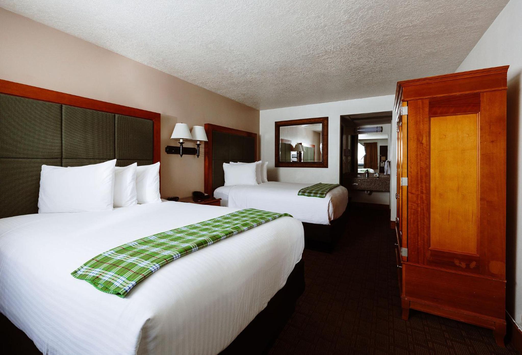 Queen Room with Two Queen Beds photo 2