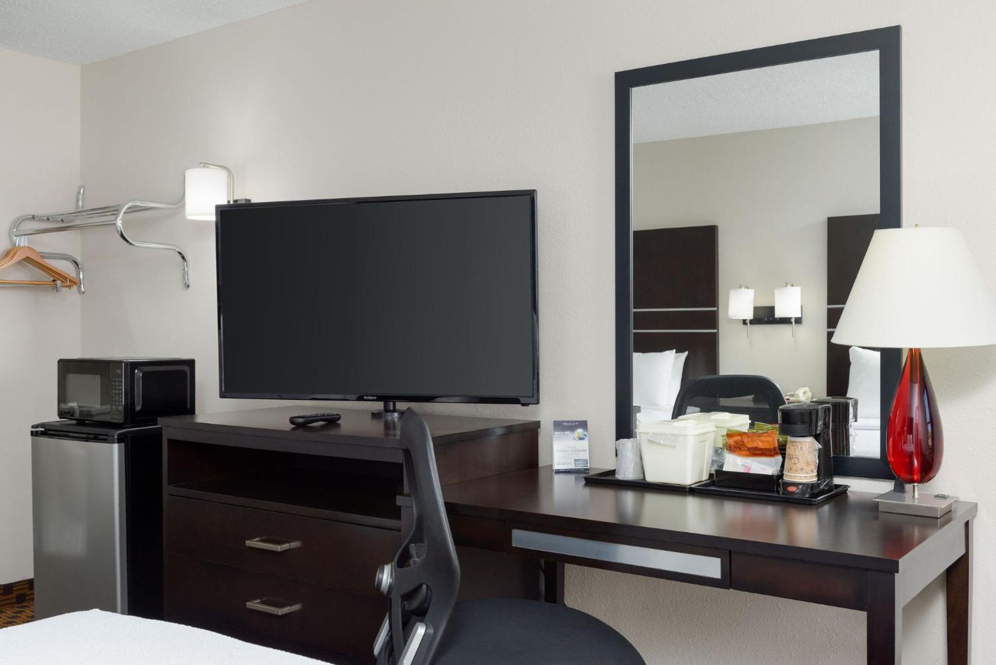 King Room - Non-Smoking - Photo 3