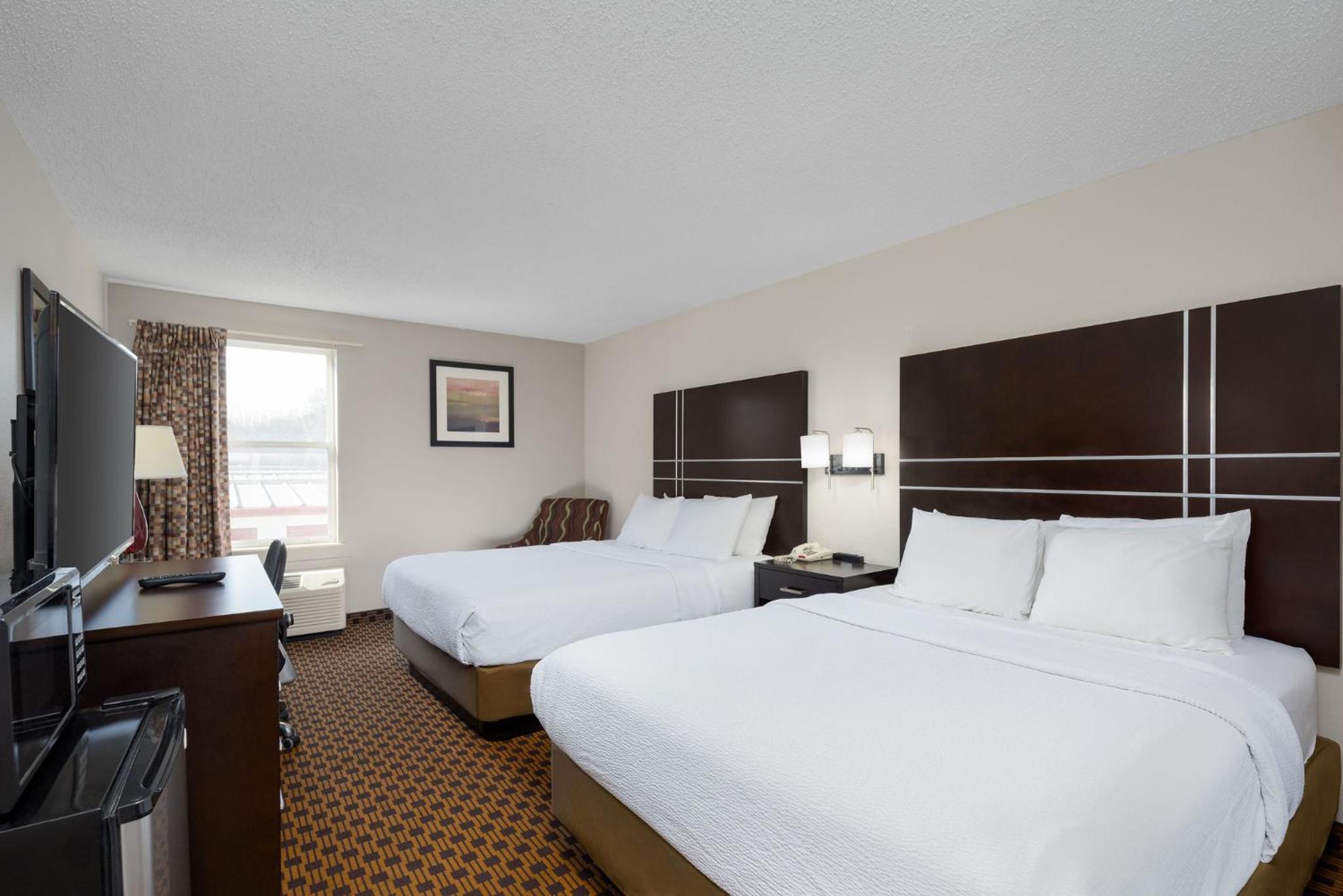 Queen Room with Two Queen Beds - Non-Smoking photo 2