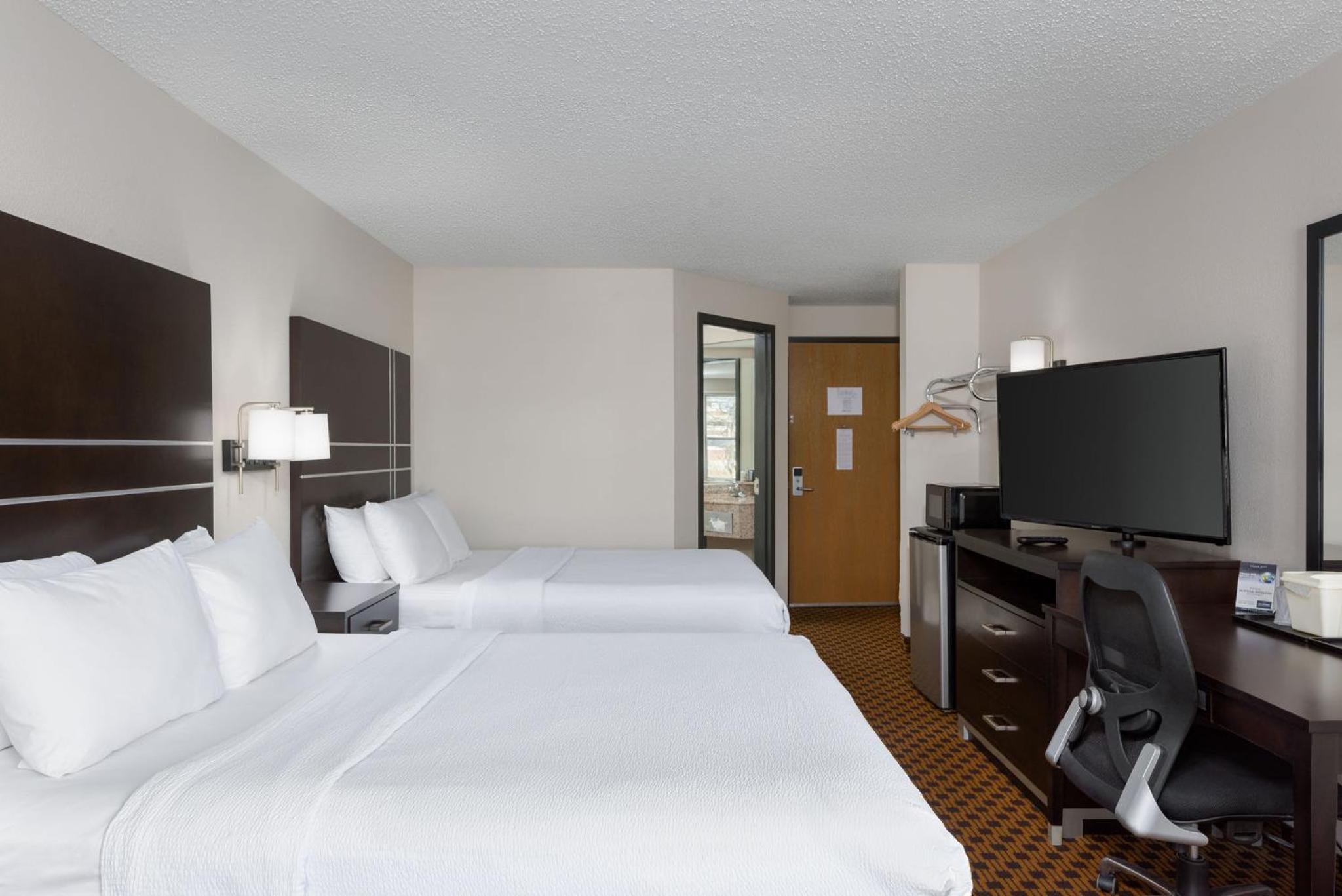 Queen Room with Two Queen Beds - Non-Smoking photo 1