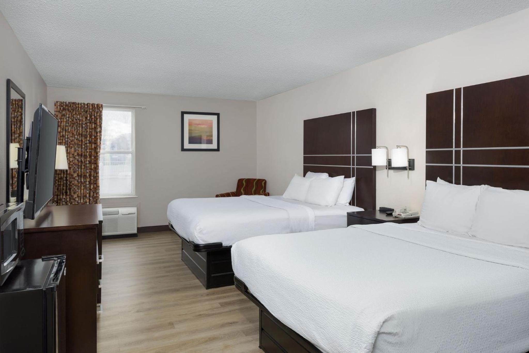 Queen Room with Two Queen Beds - Non-Smoking photo 3