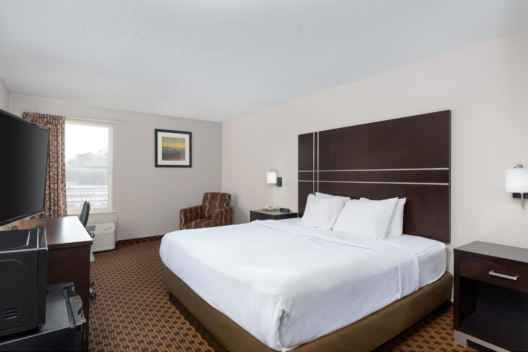King Room with Roll-in Shower - Disability Access/Non-Smoking - Photo 1