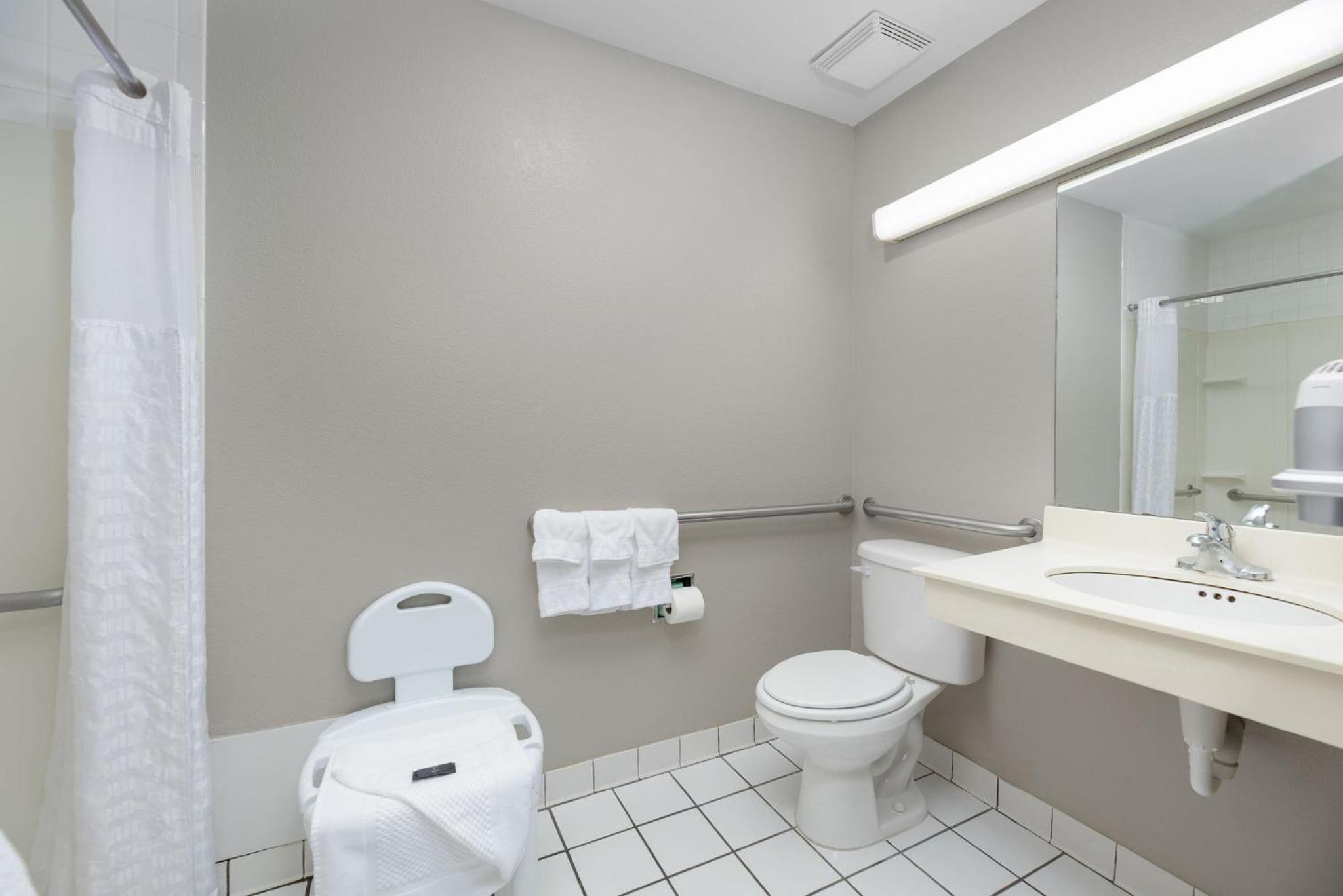 King Room with Roll-in Shower - Disability Access/Non-Smoking - Photo 2