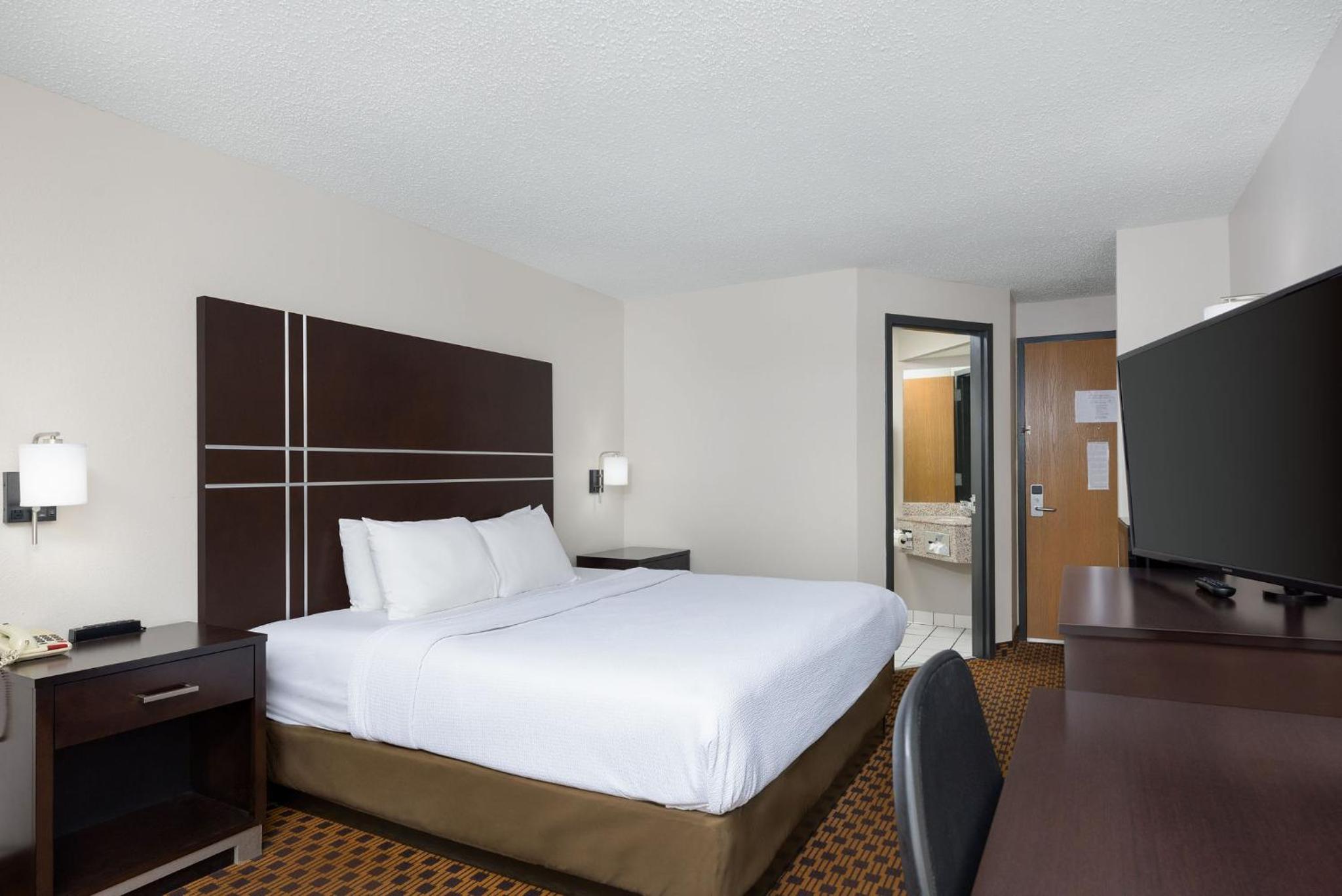 King Room - Non-Smoking - Photo 4