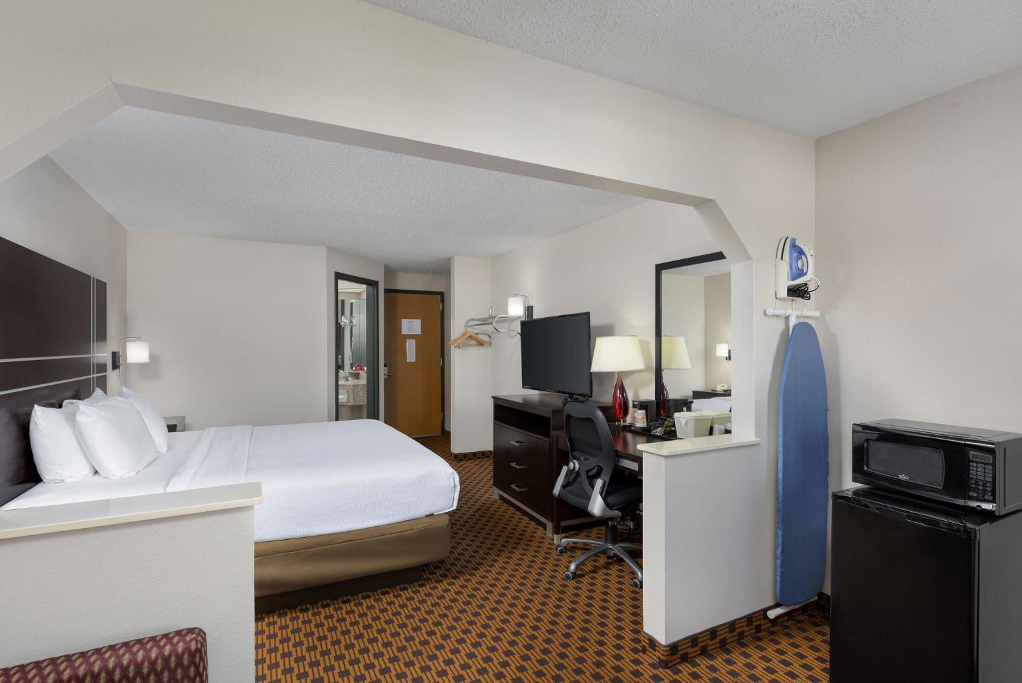 King Room with Sofa Bed - Non Smoking photo 3