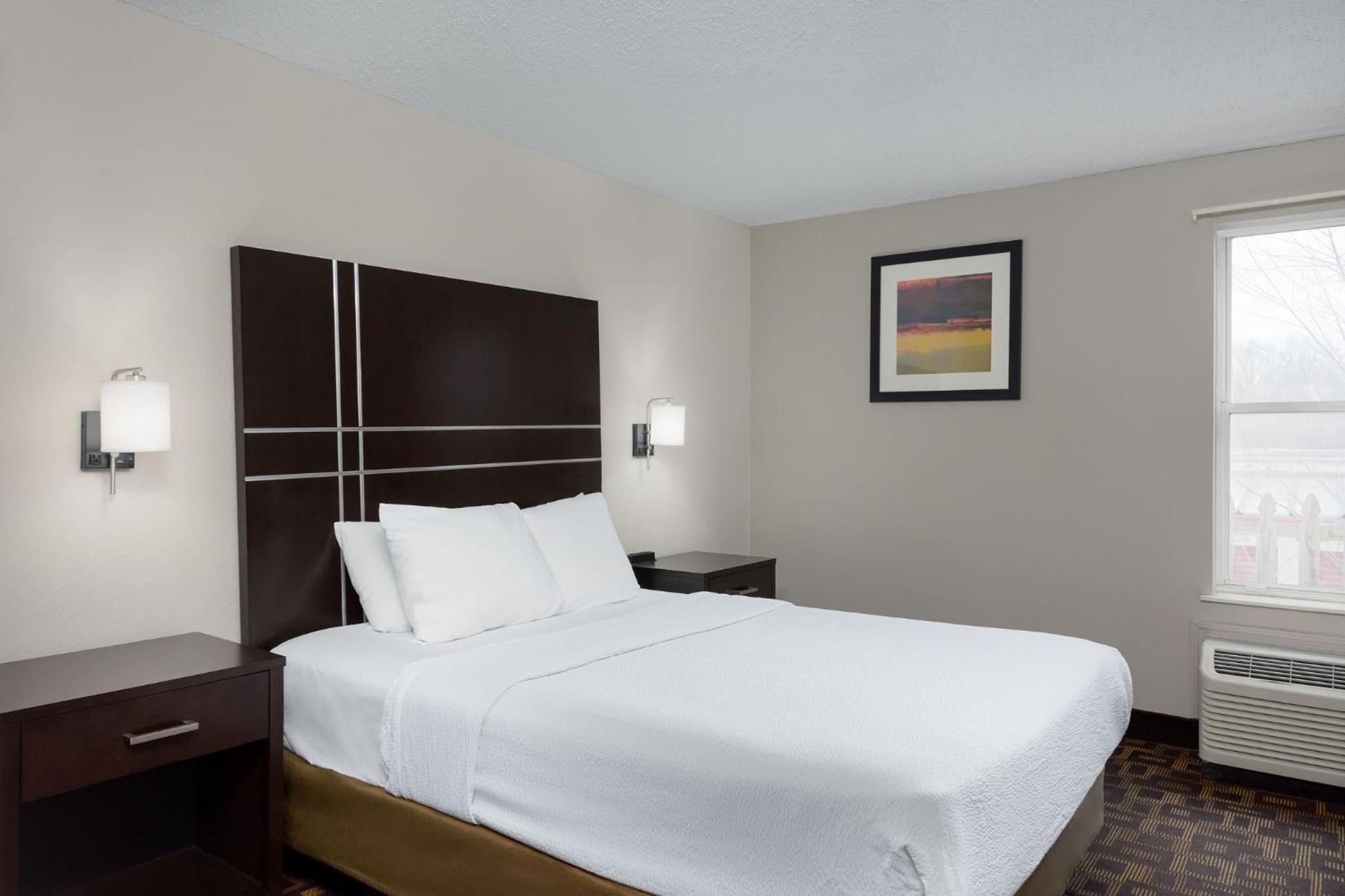 Queen Room with Bathtub - Disability Access/Non-Smoking photo 2