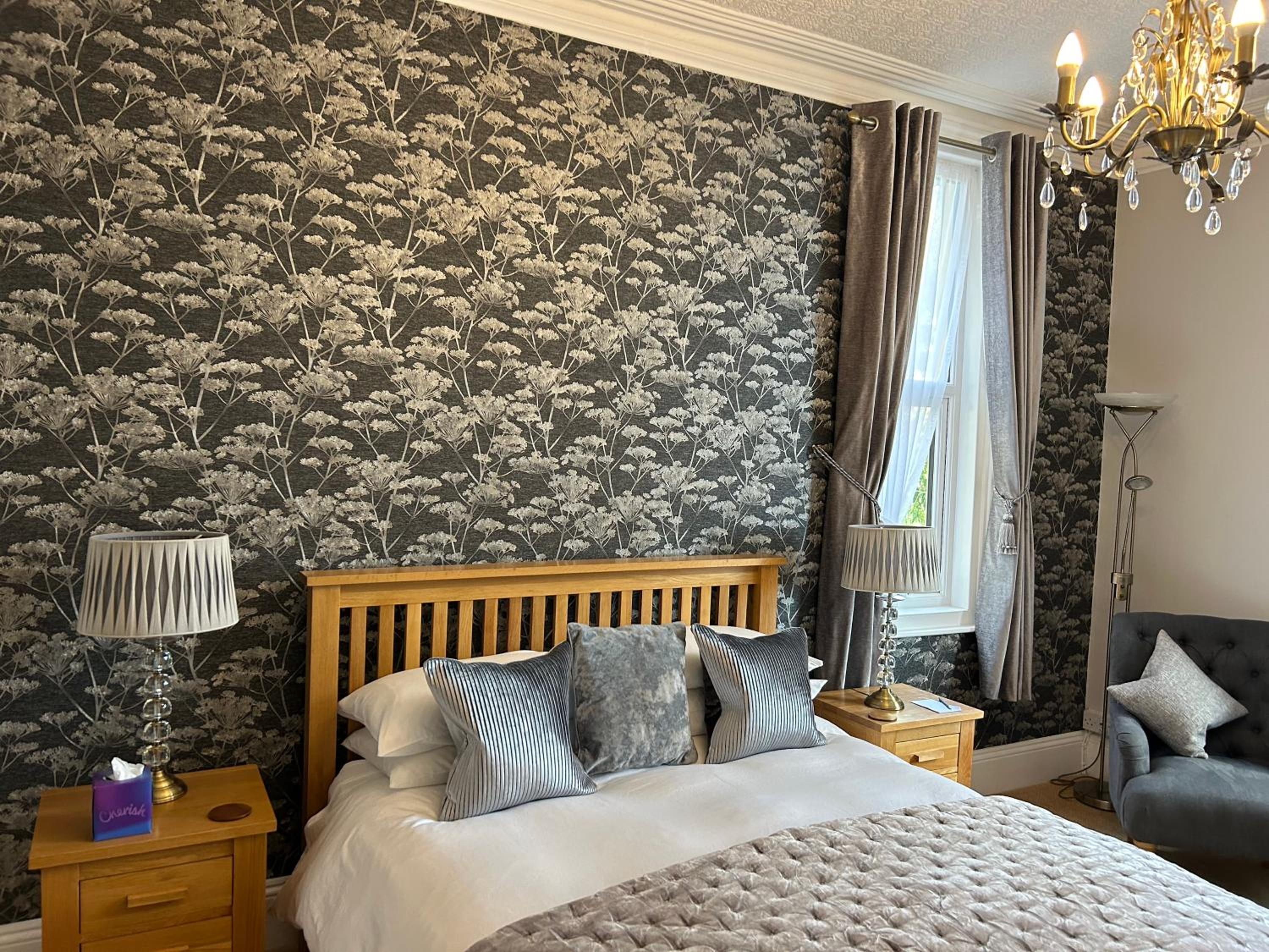 Superior King Room - Photo 4