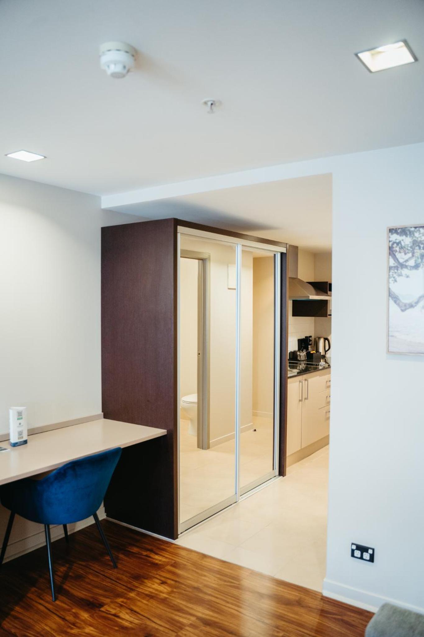 Studio with Two Double Beds - Photo 6