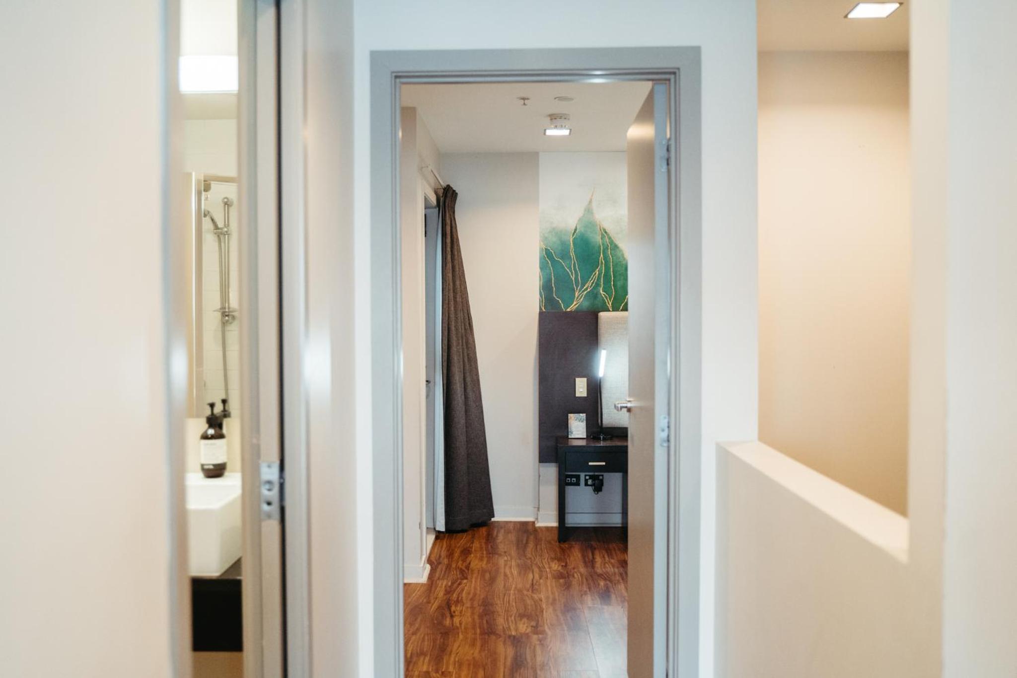 Two-Bedroom Apartment - Split Level with Queen and Single - Photo 5