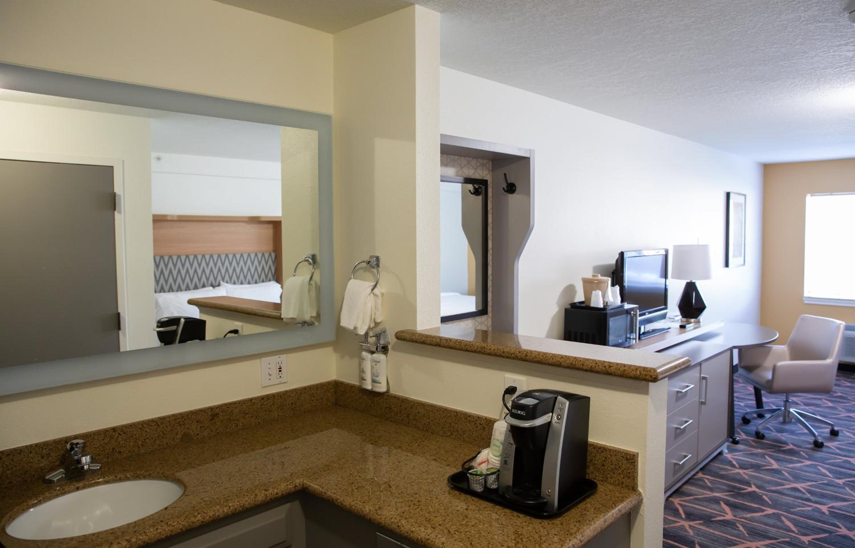 Premium King Room - Photo 8
