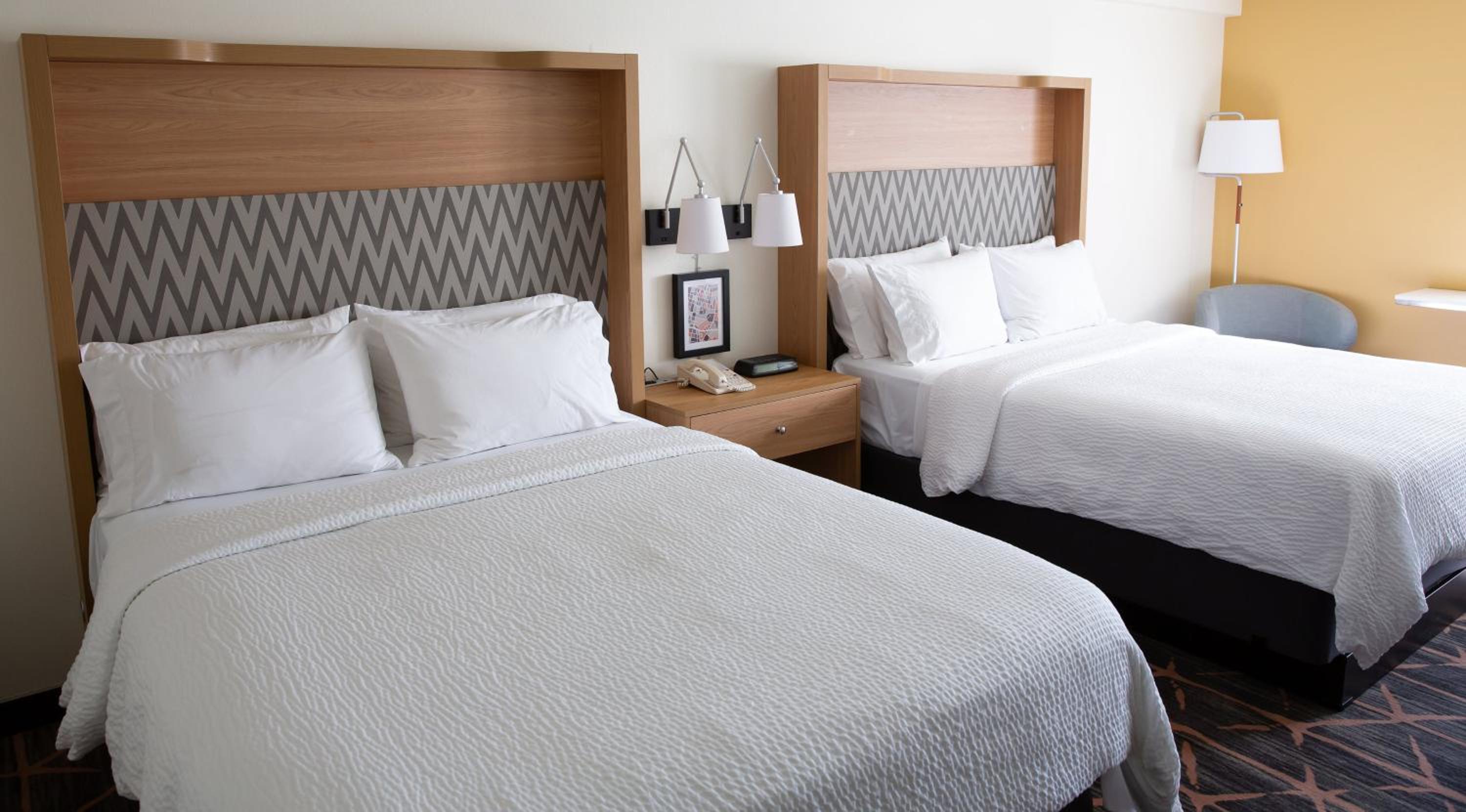 Standard Room with Two Queen Beds - Photo 4