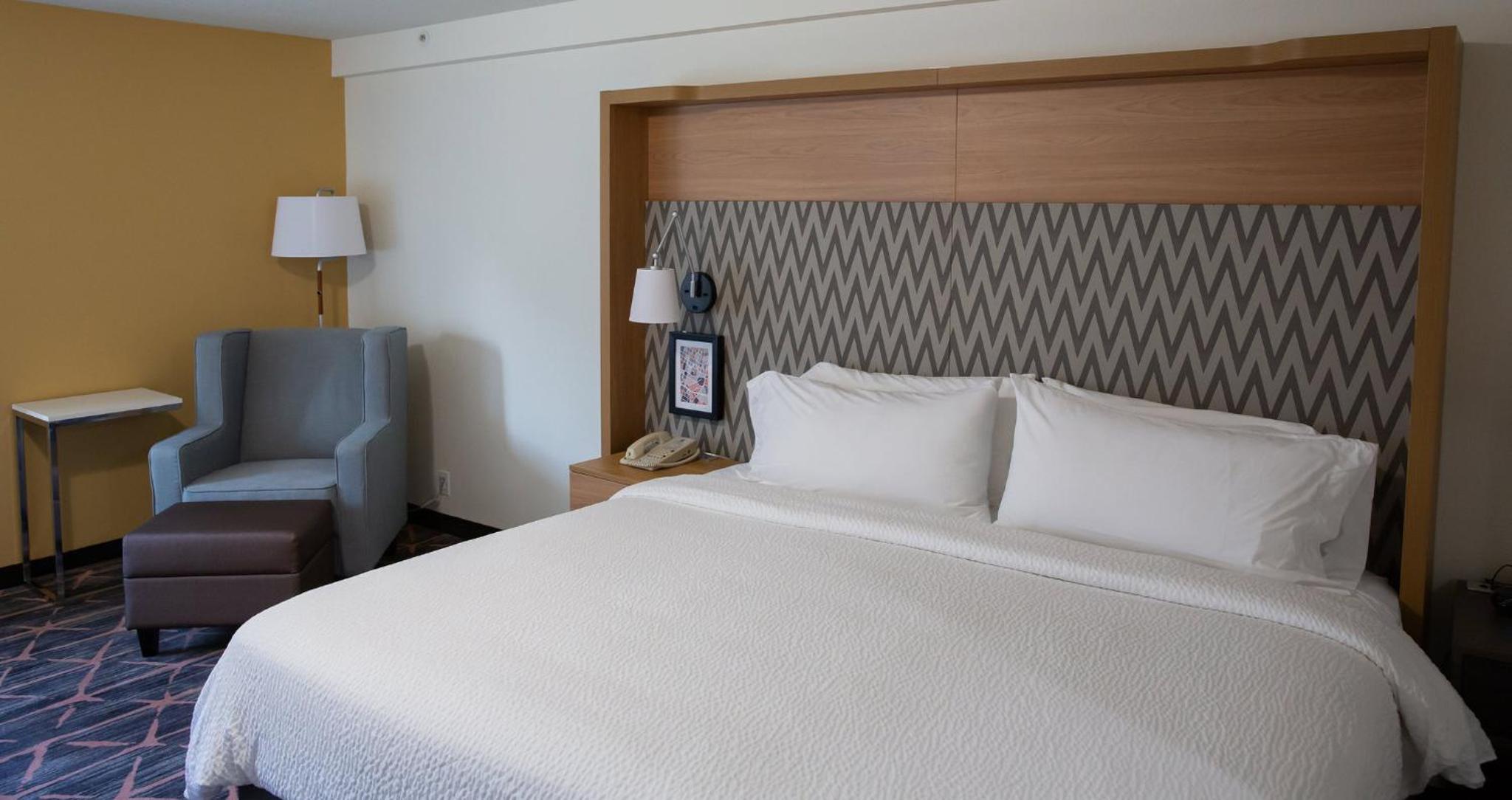 Standard King Room - Photo 10