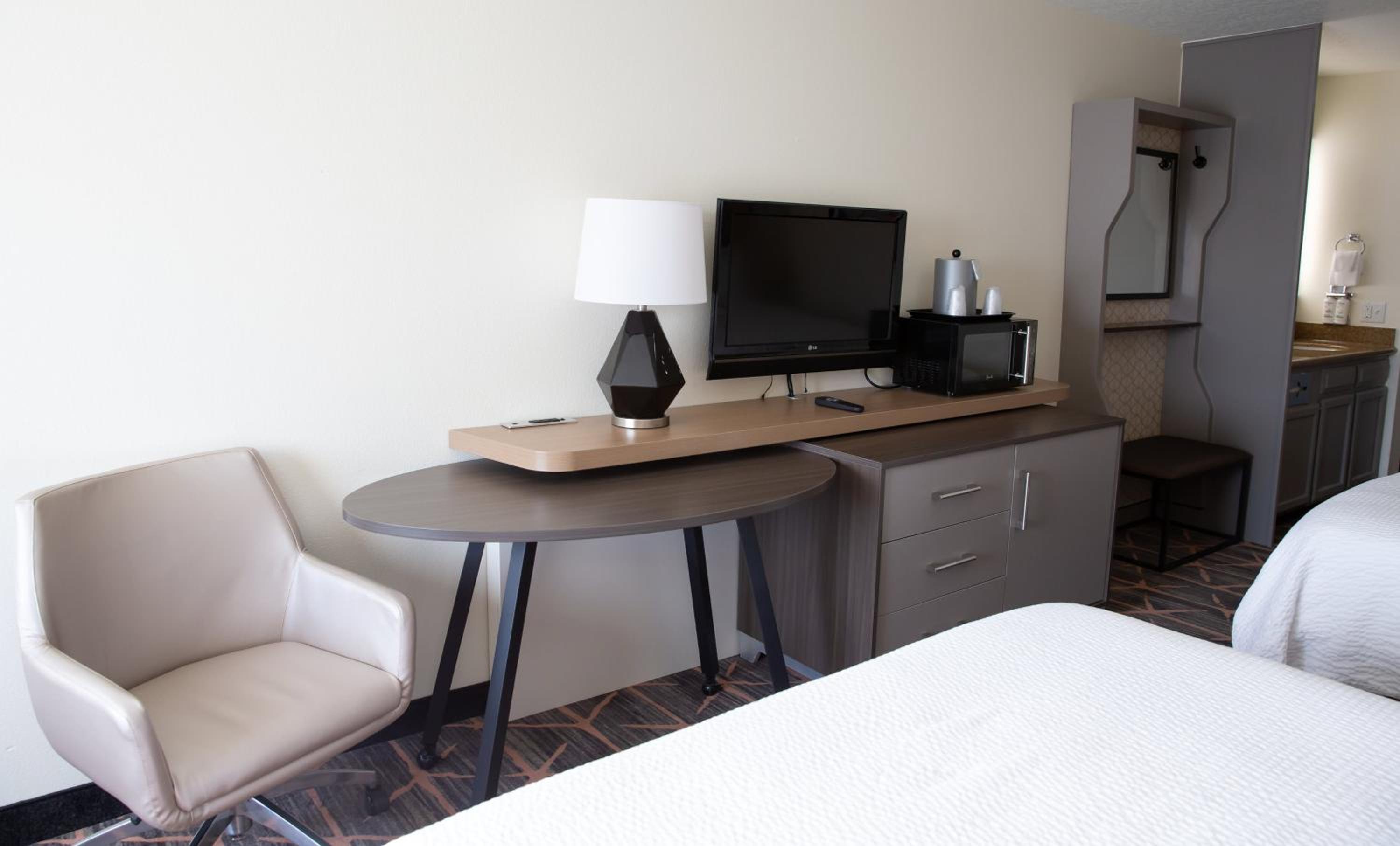 Standard Room with Two Queen Beds - Photo 6