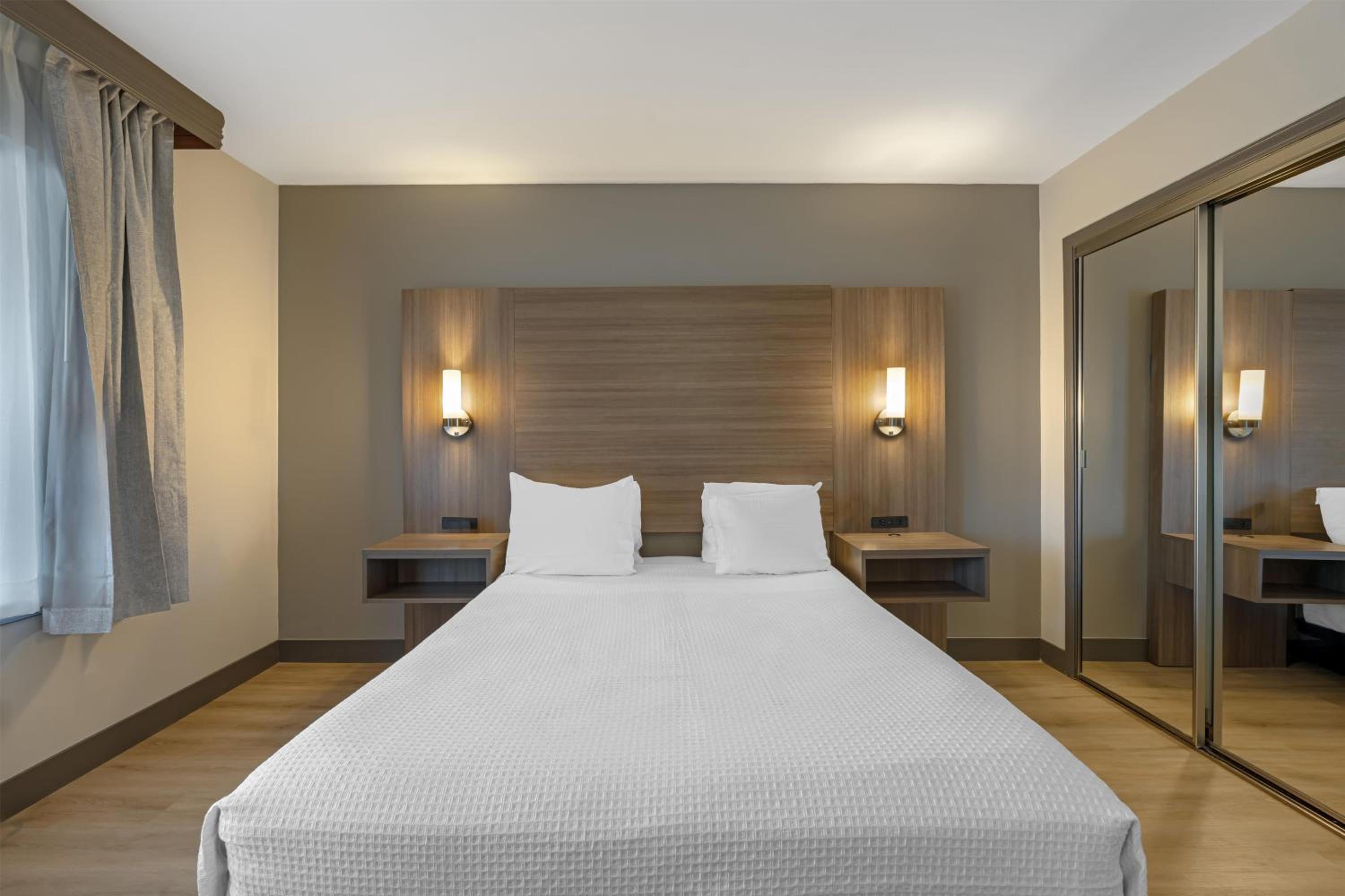 Queen Room with Roll-In Shower - Mobility Access