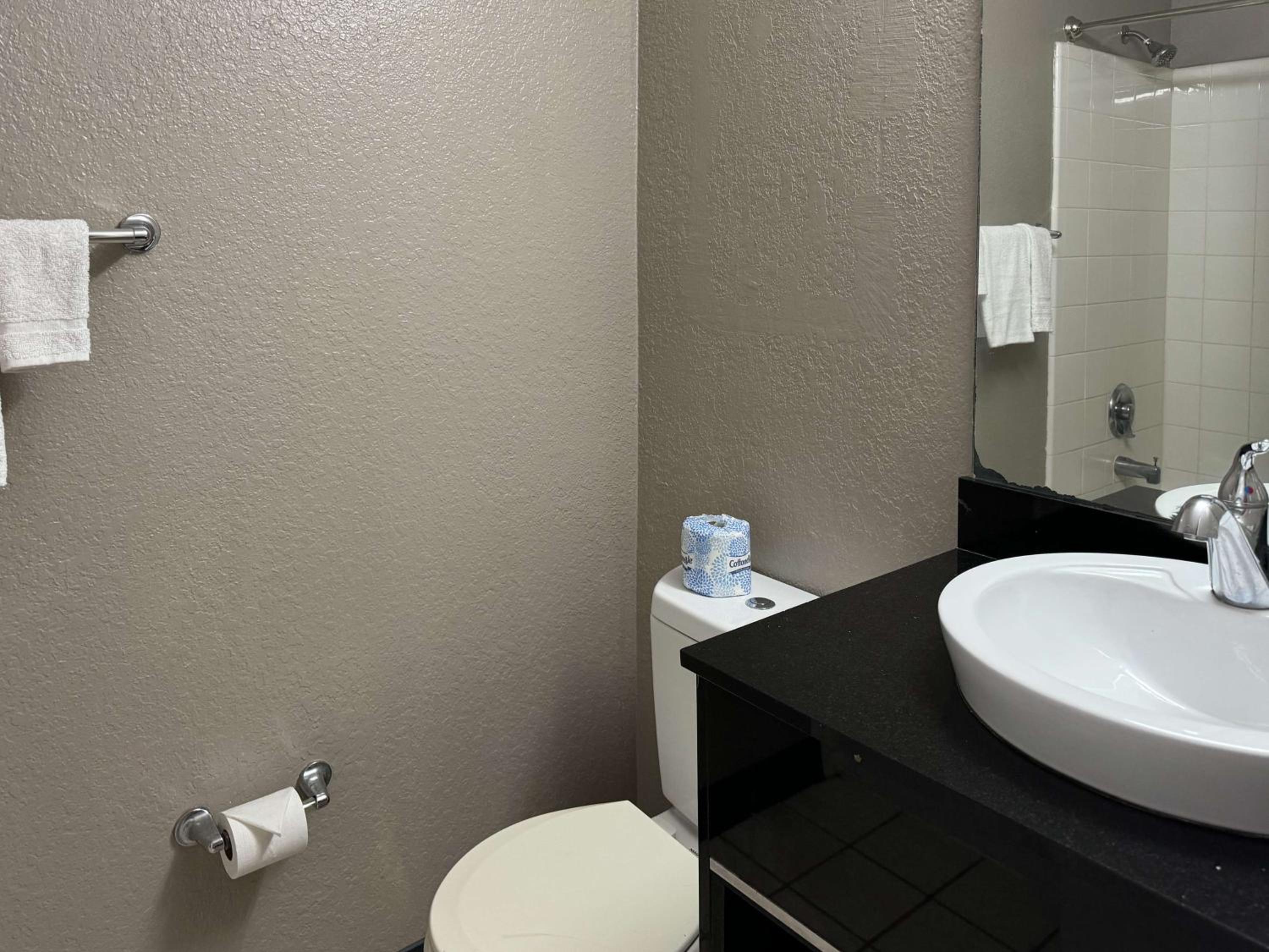 Queen Room - Non-Smoking - Photo 22