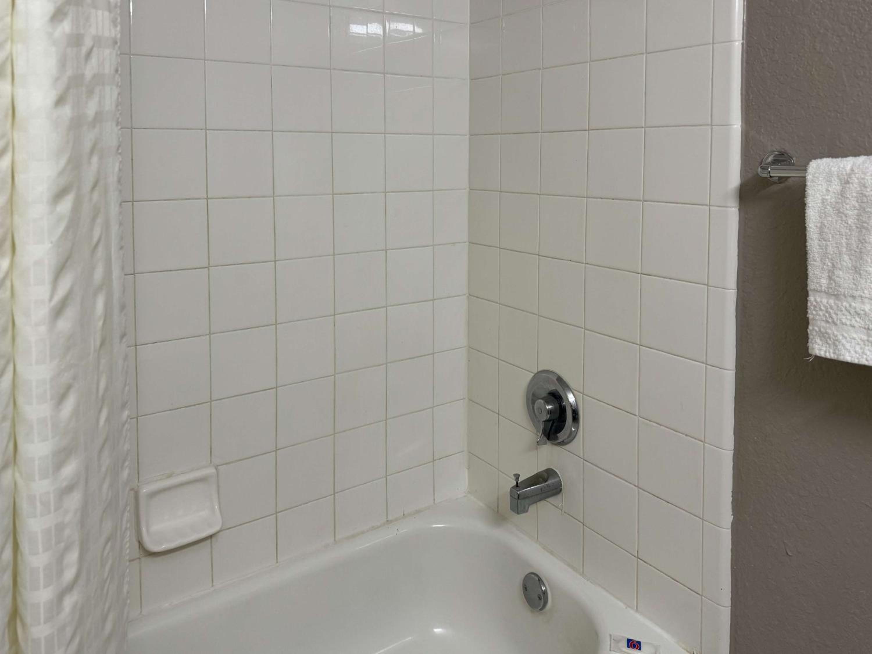 Queen Room - Non-Smoking - Photo 23