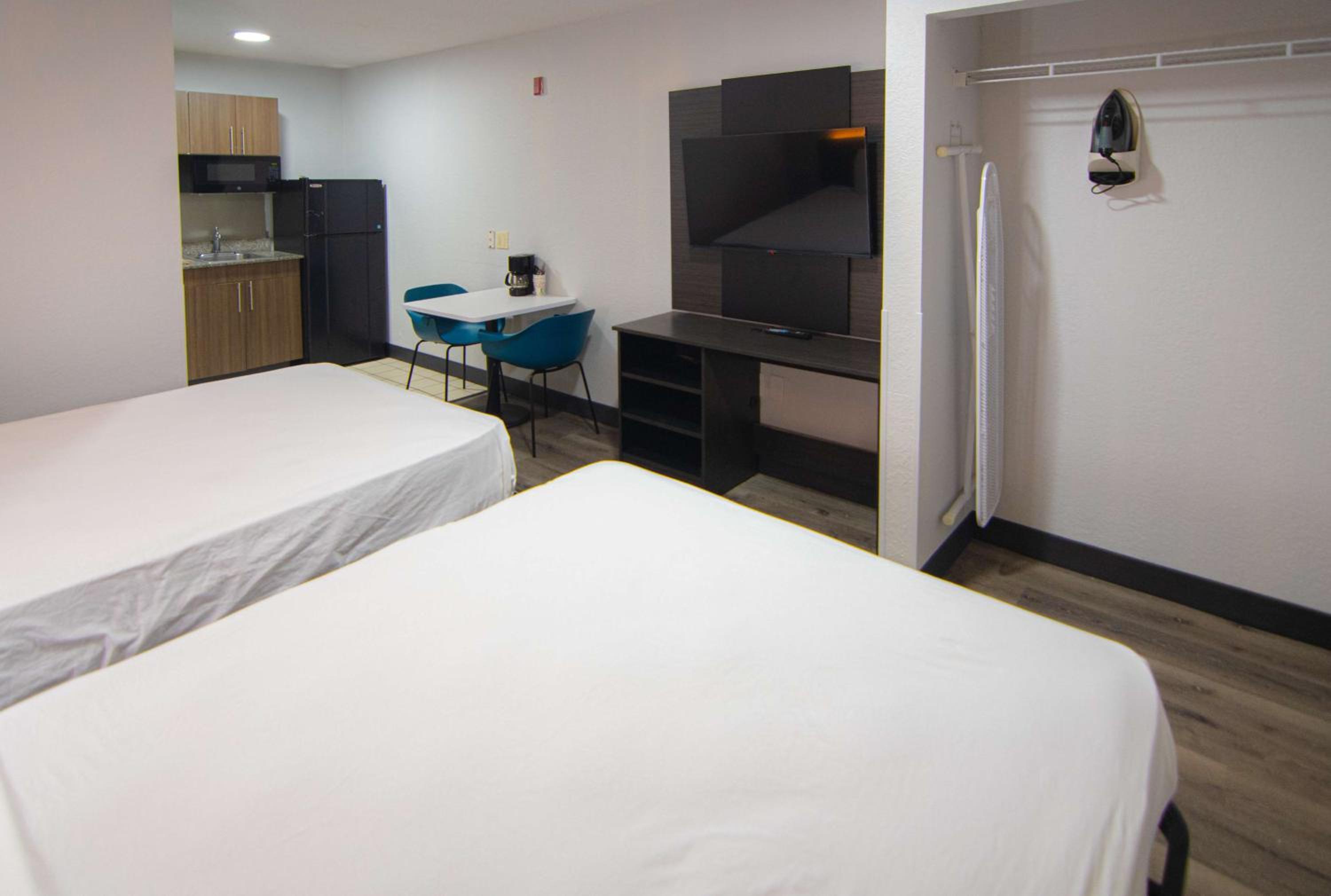 Queen Room with Two Queen Beds - Disability Access - Non-Smoking - Photo 22