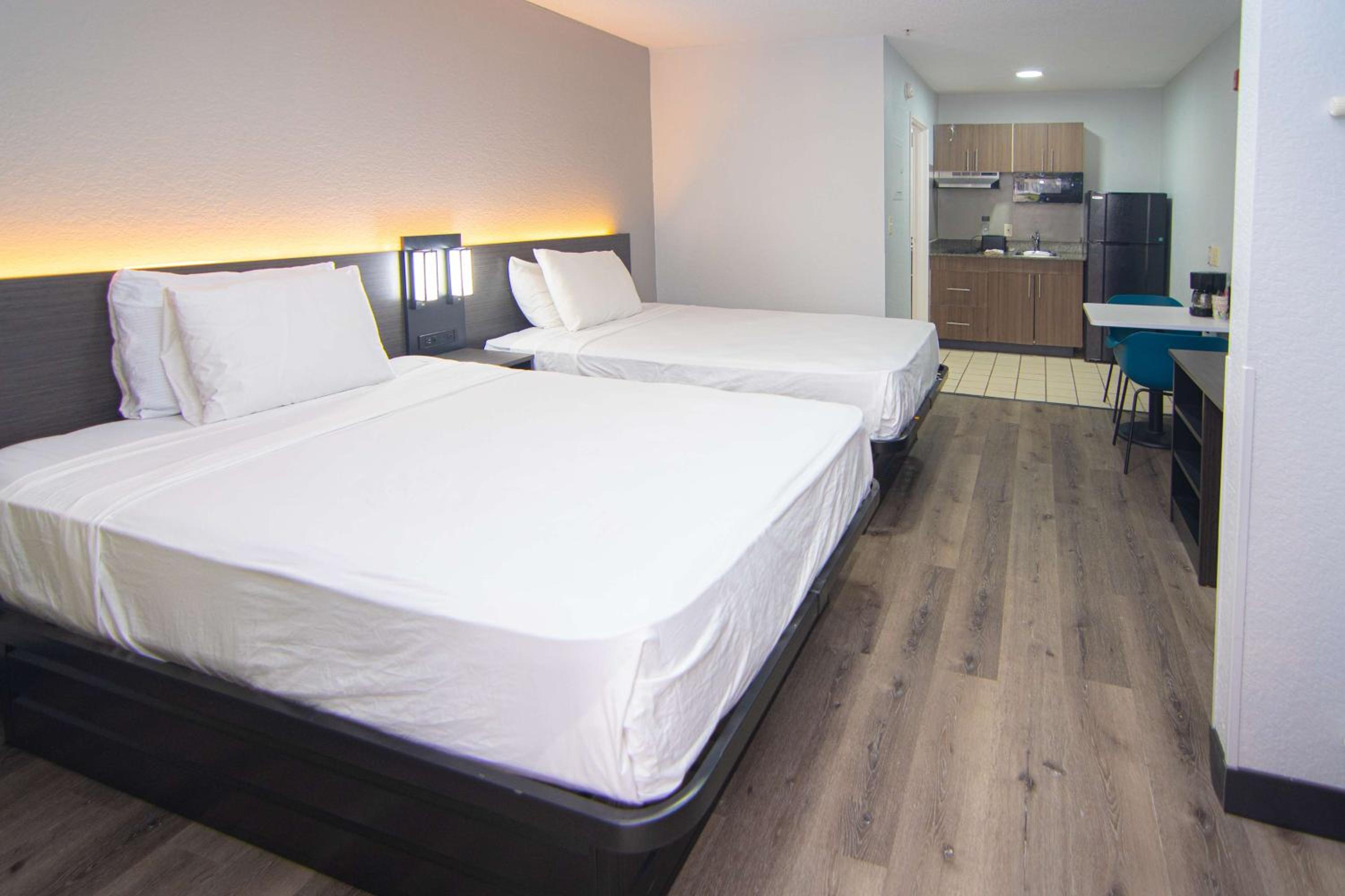 Queen Room with Two Queen Beds - Disability Access - Non-Smoking - Photo 2