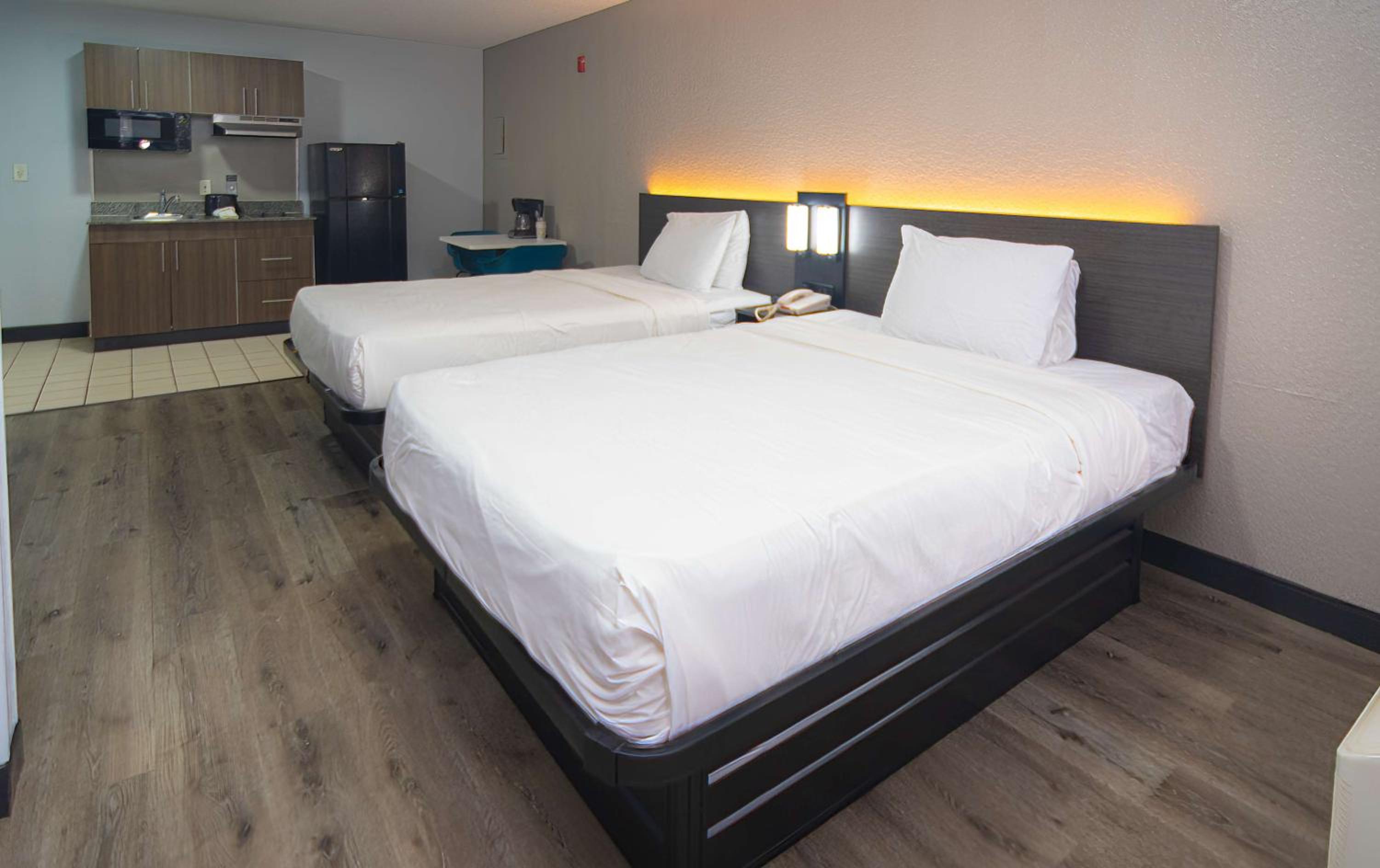 Queen Room with Two Queen Beds - Disability Access - Non-Smoking - Photo 3
