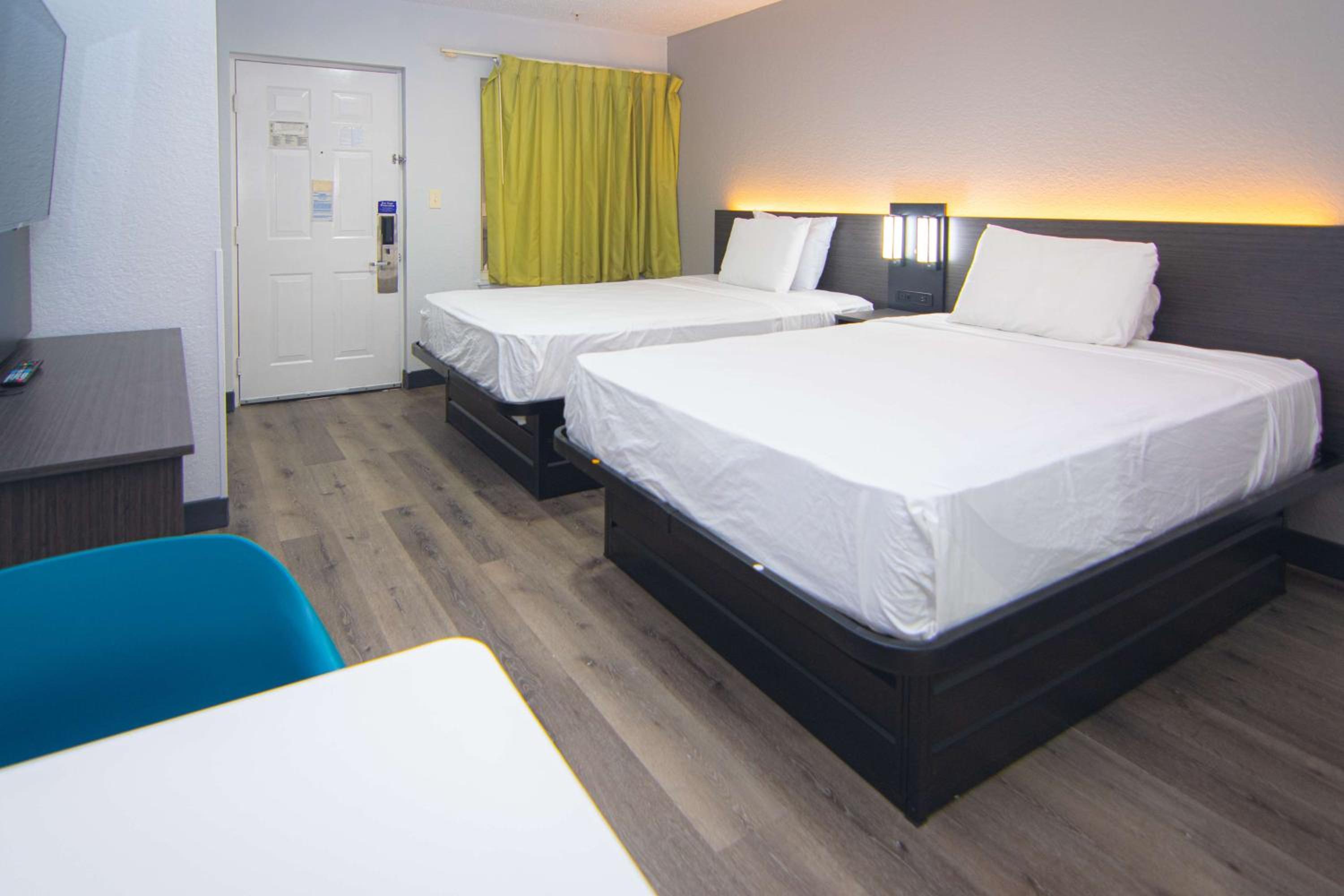 Queen Room with Two Queen Beds - Disability Access - Non-Smoking - Photo 4