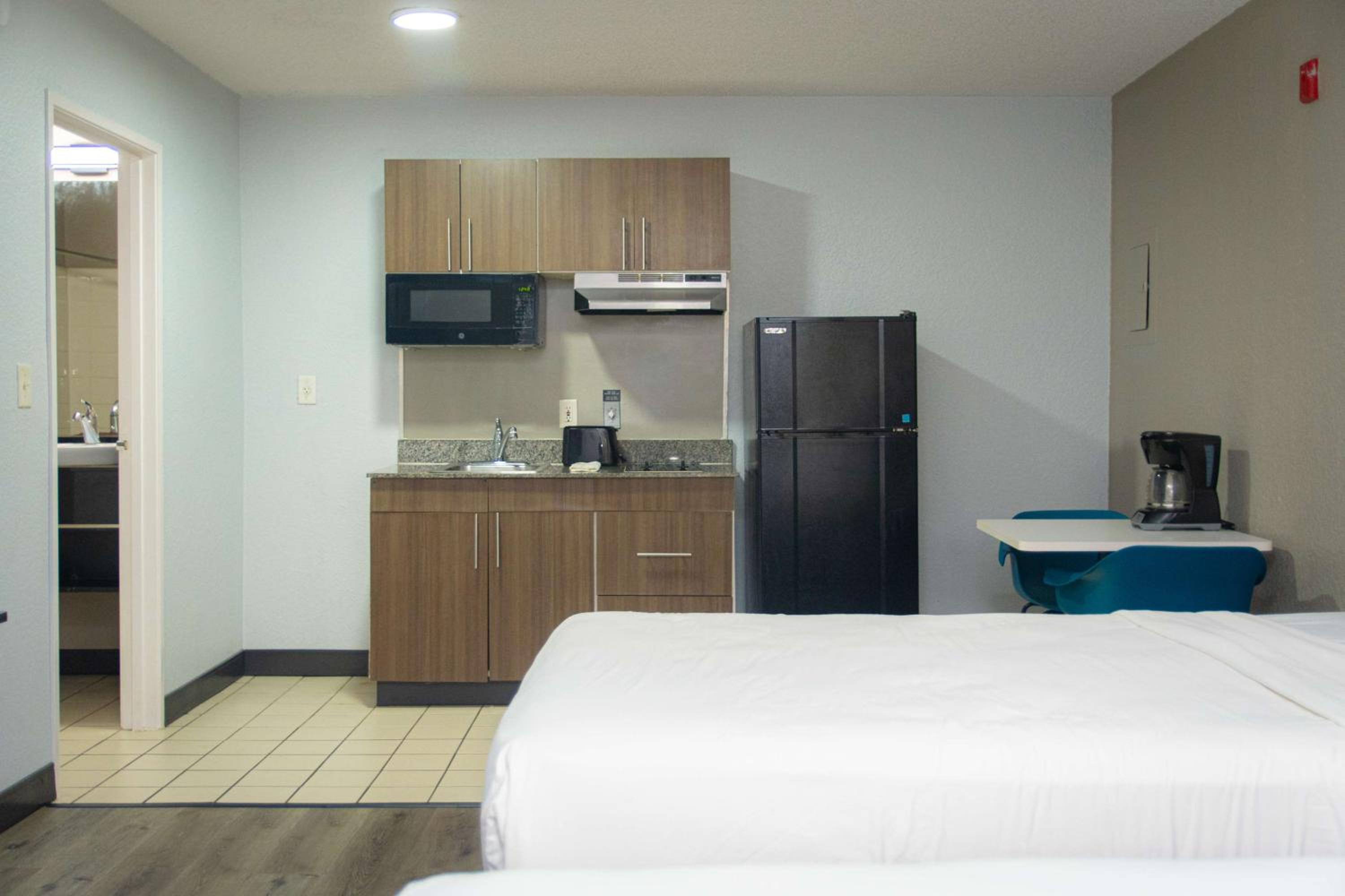 Queen Room with Two Queen Beds - Non-Smoking - Photo 5
