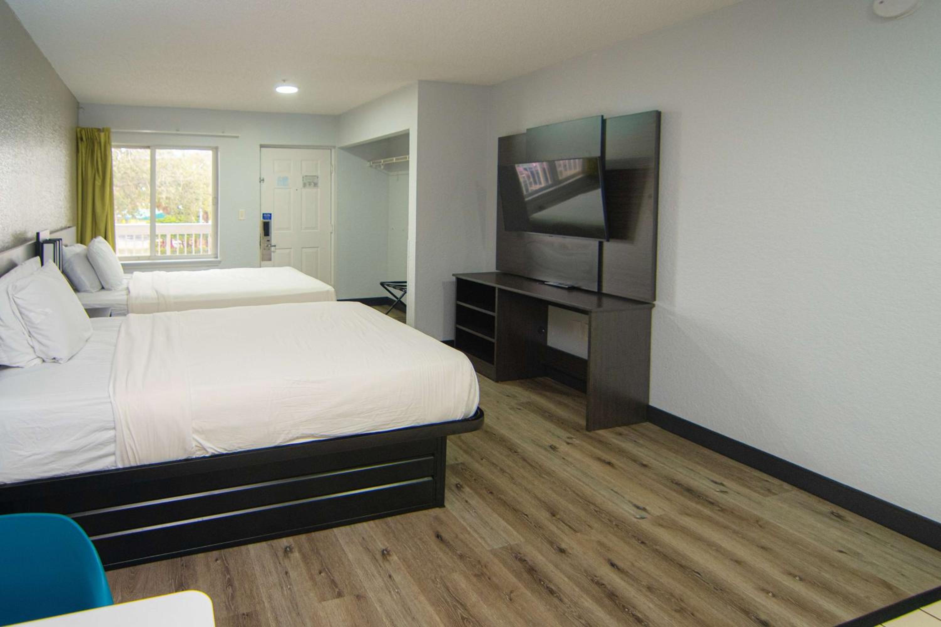 Queen Room with Two Queen Beds - Non-Smoking - Photo 4