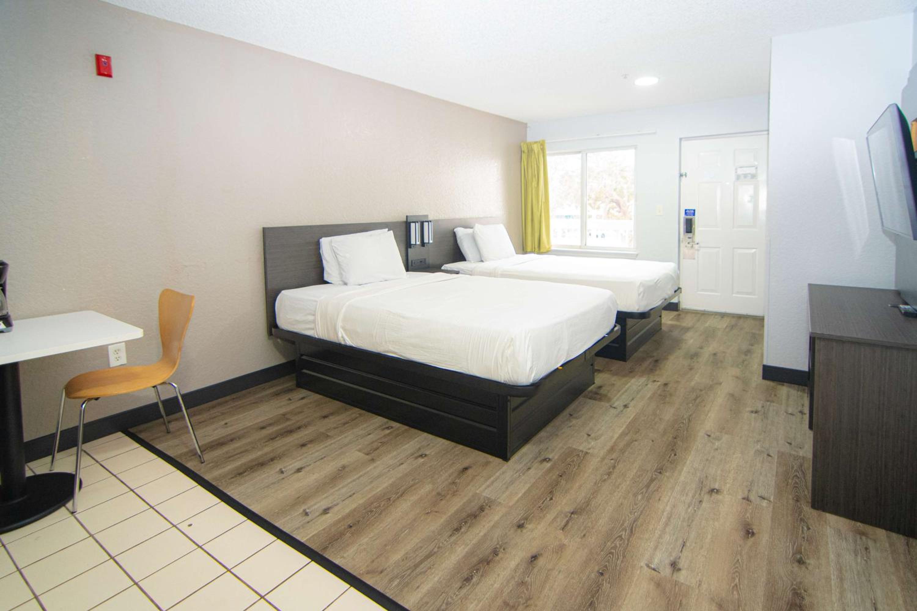 Queen Room with Two Queen Beds - Non-Smoking - Photo 3