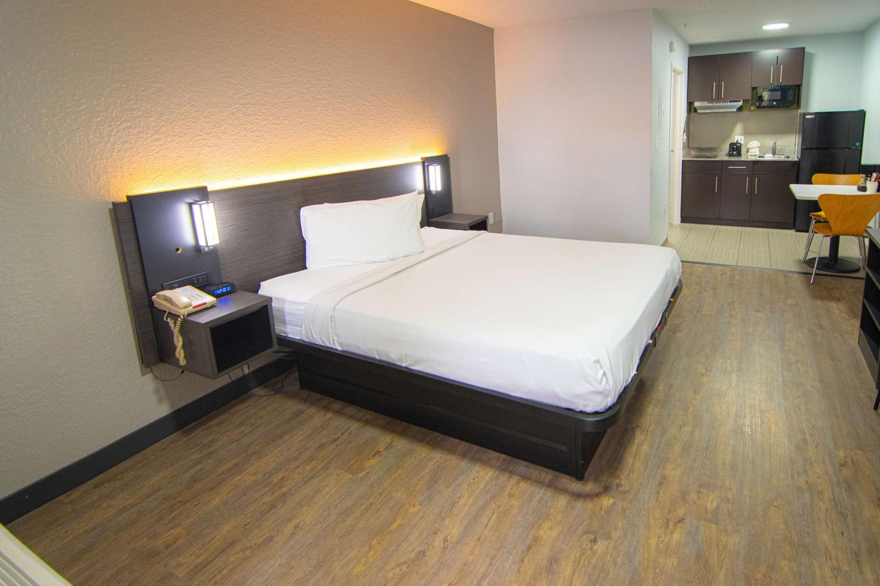 Queen Room - Non-Smoking - Photo 20