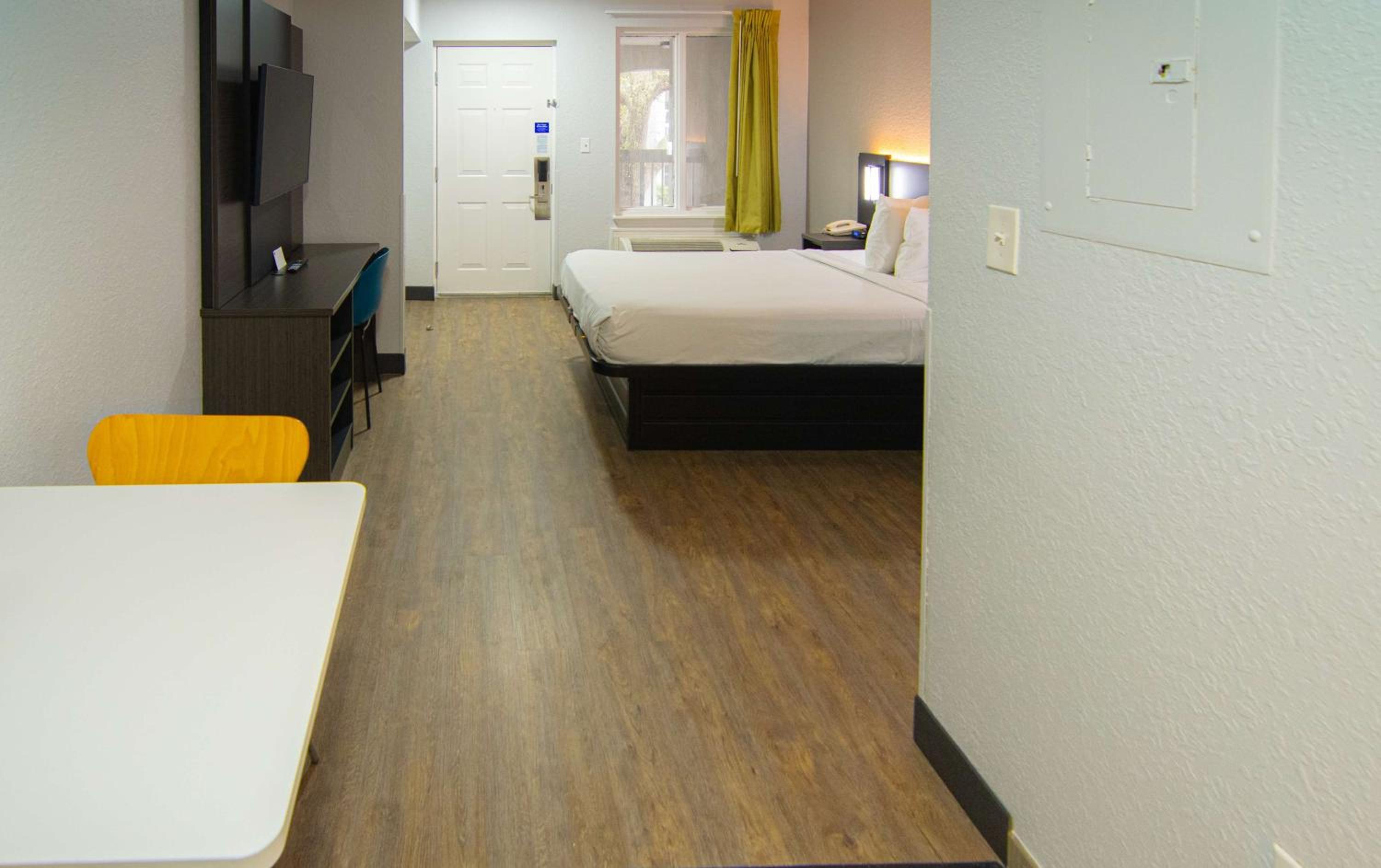 Queen Room - Non-Smoking - Photo 22